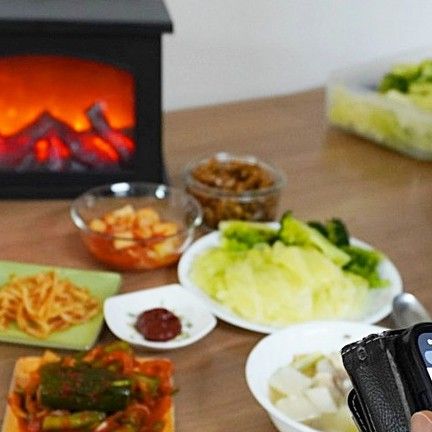 민쓰리 on Instagram: "#광고 ㅡ 희한하게 #불멍 하면 마음이 차분해진단말이지~~ 밥상머리에 딱 올려놓고 실제로 장작이 타오르는것처럼 캠핑 느낌마저도 드는 LED 불멍무드등 요즘 생각들이 많