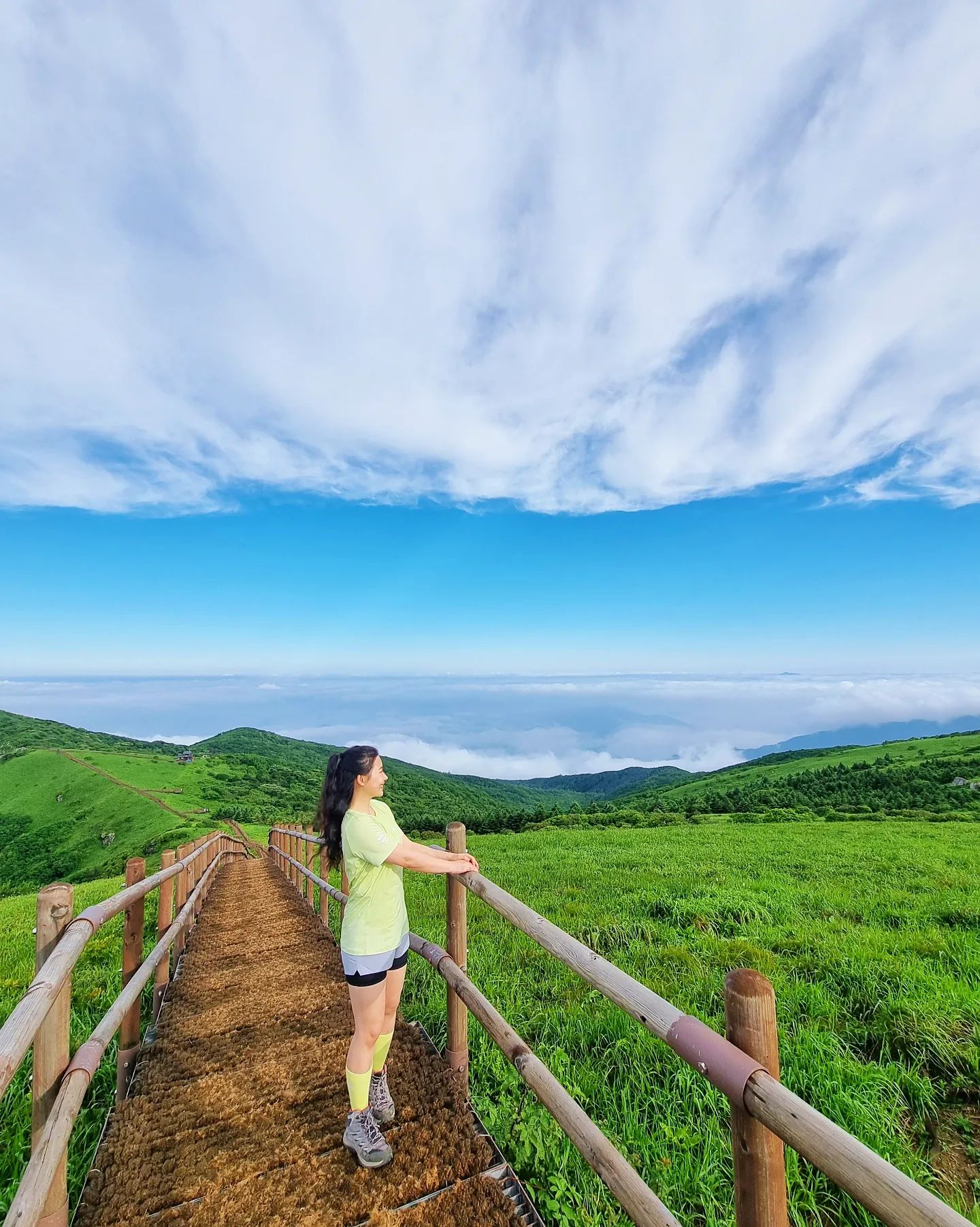 내사랑 소백이💚
이제 내 최애산은 #소백산 ⛰️

어떻게 이렇게 이쁠수있을까 싶은곳
너무 좋았고 너무 이뻤고 사계절을 다보고싶은곳

다음엔 동챤이랑 같이와야징ㅎㅎ

_
_
_
#일상 #등산 #등산스타그램 #블랙야크100대명산 #셀피 #인생샷 #daily #mountains #photooftheday #instagood #green #💚