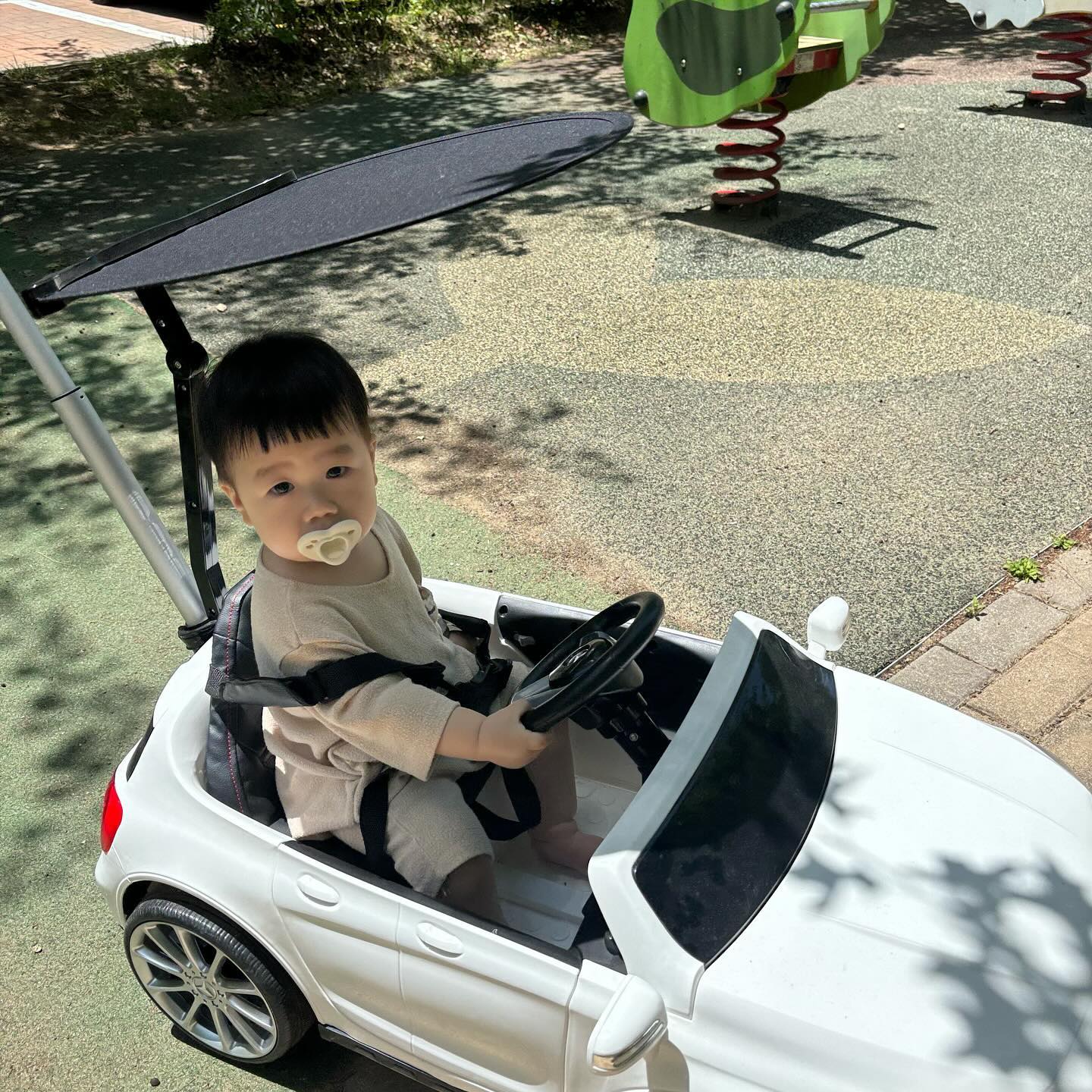 너두 아들은 아들이구나^^
처음태워봤는데 바로 핸들 돌리기🚗