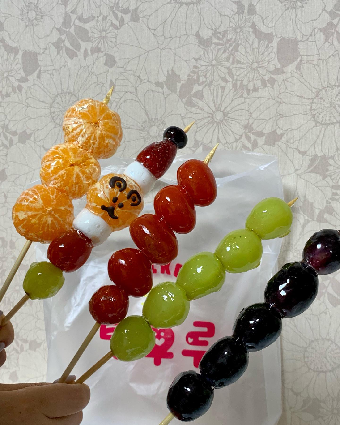 💛 #계룡대실지구 #왕가탕후루 

계룡 대실지구에 위치한 왕가탕후루❤️

스테비아토망고/샤인머스캣/아도라포도/산타클로스/통귤

설탕 시럽이 얇게 잘 발려져서 바삭한 식감이 제대로~~! 

당도 높고 신선한 과일 골라서 사용하고 위생도 신경쓰는 매장이라 더 좋아😆

#계룡탕후루 #산타탕후루 #산타클로스탕후루 #계룡왕가탕후루 #왕가탕후루계룡대실점 #대실지구 #계룡대실지구
