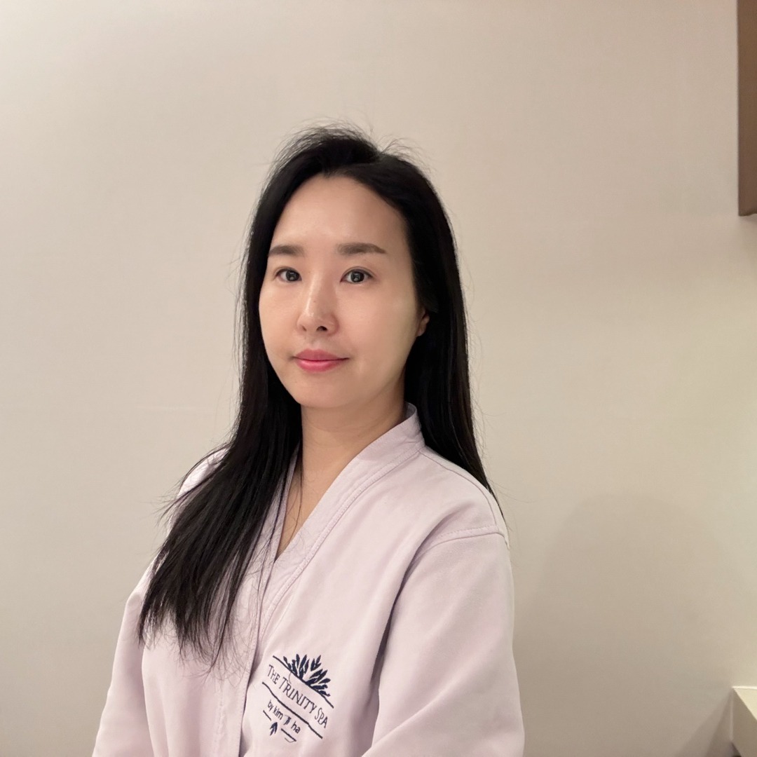 #광고
부쩍 외출이 많아진 요즘 자외선을 많이 받아서 그런지 피부가 거칠하고 칙칙해졌어요 
홈케어만으로는 관리가 어려워서 #한남동피부관리 유명한 #더트리니티스파 한남본점 방문했어요 
 
라텍스 전동베드, 구스베드, 소독된깔끔한 1인실에서 쾌적하고 편안하게 관리받을 수 있어서 좋았어요 

#옥시젠테라피 받았는데요 
시원한 바람이 피부에 전해지면서 촉촉함이 
피부 깊숙한 곳까지 전달되는 느낌이더라고요 

각질, 모공, 수분, 광채케어를 한번에 할 수 있어서 피부고민 많은 저에게 딱 필요한 관리더라고요 

관리후 투명하고 밝게 빛나는 피부결로 변신!! 메이크업을 하지 않아도 피부가 어찌나 빛나던지 사진도 엄청 잘나오더라고요

페이셜관리 그리고 바디까지 전신관리로
피로도 싹 풀어주니까 얼굴도 빛나고 제디로 힐링하고 온 기분이에요 

#트리니티스파 #한남동스파 
#스파 #스파추천 #호텔스파 

the_trinityspa_official