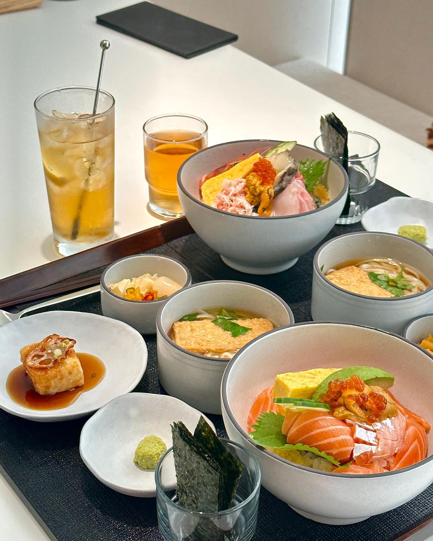 신사에 새로 생긴 카이센동 맛집 #특별한오복수산

우리나라에 카이센동 열풍을 불러 일으킨 오복수산의 가로수길 신규 매장에서 특선카이센동과 우니이꾸라동 먹고 왔어요🙌

가격이 특별했지만🤔 해산물의 퀄리티나 정갈하게 나오는 구성, 원래 밥값 비싼 동네라는 합리화까지 곁들여져 나름대로 만족스러운 식사를 하고 왔습니다. 

이전 오복수산 다른 지점에서 먹은 우니는 좀 쓴 맛이 났었는데 이번에 들어있던 우니는 쓴 맛 없이 달고 바다향 나는 게 괜찮았어요. 하지만 엄청엄청 맛있는 카이센동이라기보다는 호불호 갈리지 않고 무난하게 맛있는 정도랄까?! 

옮긴 회사가 신사역 근처라 맛집이 많은데 사실 가로수길까지는 귀찮아서 잘 안 가요😅 여기는 가로수길 초입 건너편에 새로 생긴 오복수산의 체인점이랍니다! 그냥 오복수산이 아니라 <특별한>오복수산 이라서 무슨 차이일까 싶었는데, 아마 코스요리가 있어 그런 것 같아요. 가게 분위기가 깔끔하고 자리가 넓으니 코스요리 먹기에도 괜찮을 것 같아요. 

#신사역맛집 #신사동맛집 #가로수길맛집 #가로수길데이트 #카이센동 #카이센동맛집 #직장인점심 #점심메뉴추천 #점메추 #오늘뭐먹지 #직장인점심 #직장인점심시간 #우니동 #우니이꾸라동 #일식 #냠스타그램 #먹스타그램