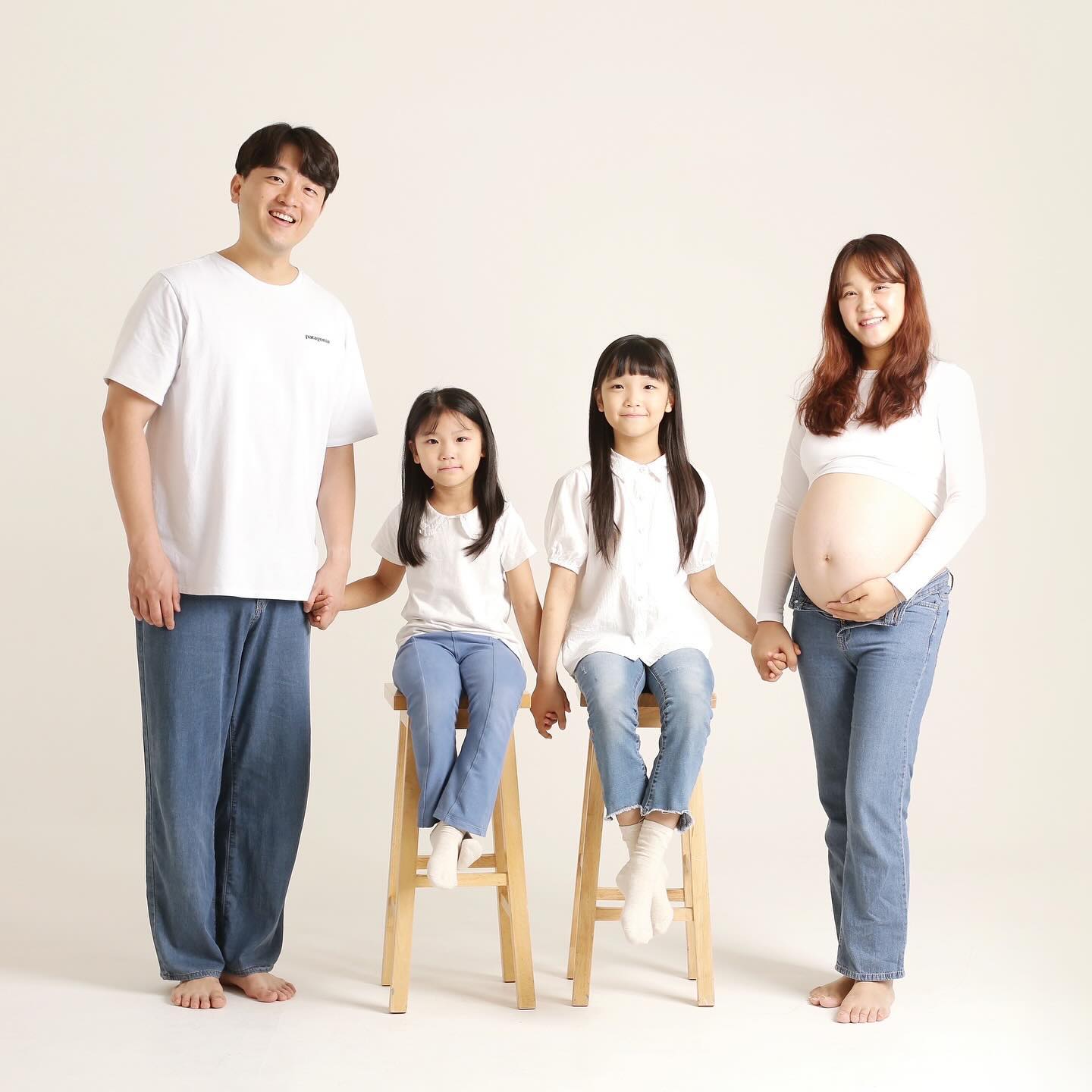 D-95👼🏻

배는 이미 만삭이라… 
사람들이 너의 출생일을 많이 궁금해하는구나.
누나들도 오매불망 너를 볼 날만 기다리고 있단다! 
… 그렇다고 빨리 나올 생각은 말구, 
뱃속에서 건강하게 잘 있다가 부디 예정일에 만나자꾸나☺️

#27weeks
#곧7개월
#만삭같지만만삭아님
#셋째의위엄
#삼남매맘
#이제5인가족
#다시리셋…
#만삭촬영