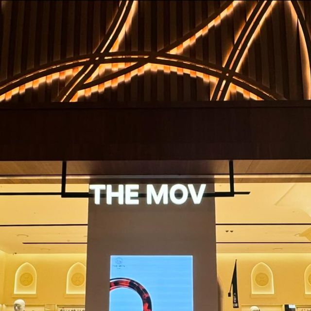  𝐽𝑎𝑛𝑒 on Instagram: "”THE MERCHANT OF VENICE“ 
베니스의 상인이라는 뜻으로 이탈리아 베니스의 럭셔리 쇼핑거리의 명품 부티크 제품을 한 곳에 모아놓은 럭셔리 편집샵이에요. 실제 모든 제품을 이탈리아의 유서깊은 명품 부티크들에서 직접 수입하고 선별한 상품을 판매하고 있어요.

💎아드리아해의 보석, 이탈리아 베니스 명품 쇼핑 애호가들이 선호하는 베니스의 가장 중요한 부티크들이 위치한 곳, 럭셔리 쇼핑거리 칼레 라르가 22마르조(Calle Larga XXII Marzo) 거리를 이제 인스파이어 호텔&리조트에서 만나보시길 바래요.

🛍️주요 브랜드👜
구찌/ 펜디/ 프라다/ 보테가베네타/ 버버리/ 페라가모/ 셀린느/ 발렌티노/ 끌로에/ 생로랑/ 톰브라운/ 스톤아일랜드/ 로에베/ 토리버치

비비안웨스트우드/ 아미/ 메종마르지엘라/ 아미/ 메종키츠네/ 포르쉐아이웨어 등 잡화/ 의류 

https://themov.co.kr/
.
.
.
#더모브 #명품 #명품편집샵 #인스파이어 #인스파이어리조트 #명품샵 #THEMOV #인천공항인스파이어 #영종도인스파이어 #인천인스파이어 #인천인스파이어리조트"