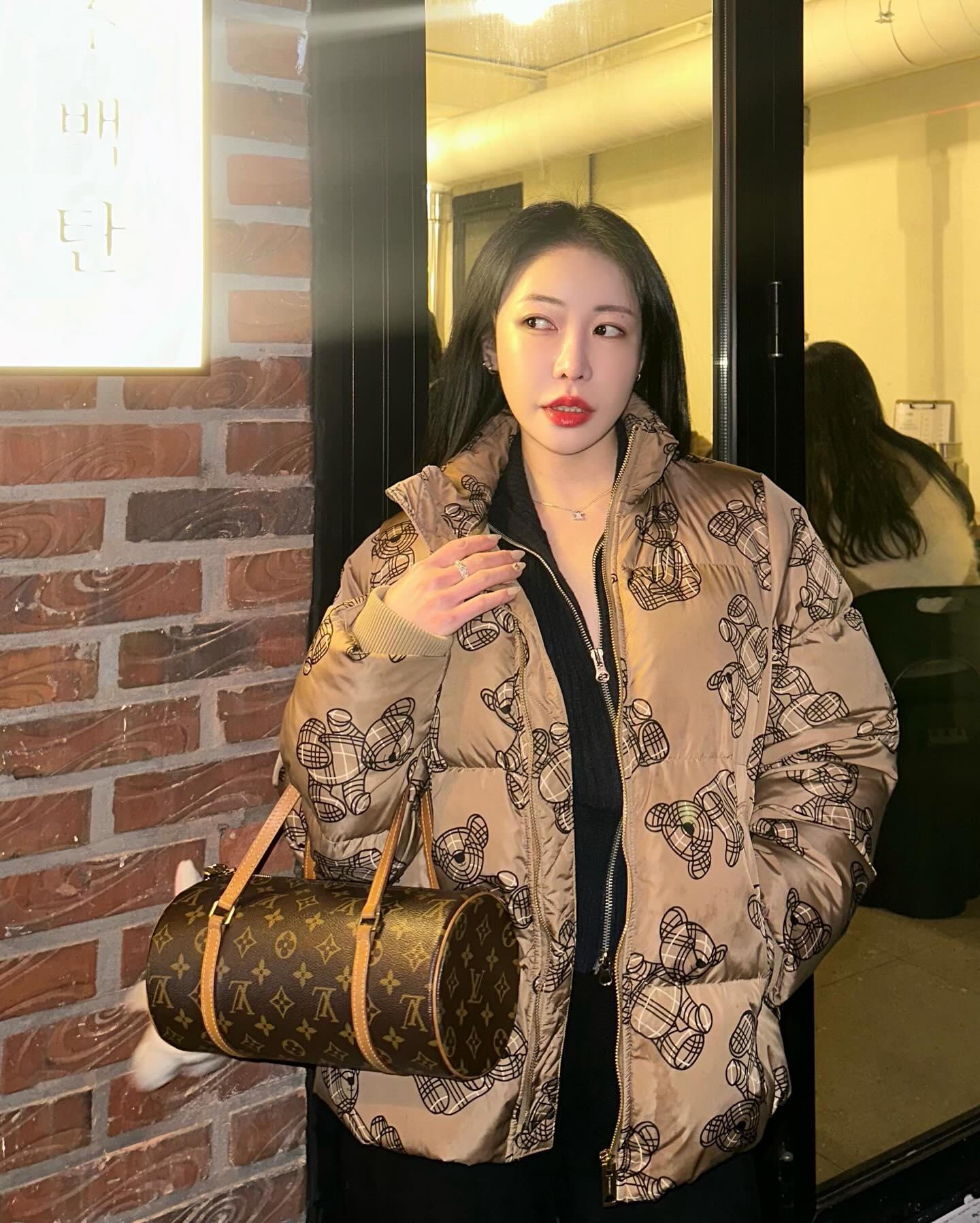 #광고 깍뚝 깍뚝 🥩
당산역 신상 핫플 고기집 다녀왔어요 ❤️

15년이상 고깃집과 한식을 전문으로 하신
오너셰프님이 운영하시는 가게 #소백탄 !

평일인데도 웨이팅이라니 ,, 핫플 인정 👏🏻

고기, 음식부터 양념까지 하나하나 새벽부터
직접 손질하고 준비 하신다고 하니 완져니 믿먹 아니냐구요 🫡

3층짜리 통유리창으로 되어있어서
모임이나 데이트 장소로 찰또기 🩶💨

• 서울 영등포구 당산로45길 2-2
• 월-토 16:00-22:00 / 일 OFF
#깍뚝 #꽃갈비살 #당산