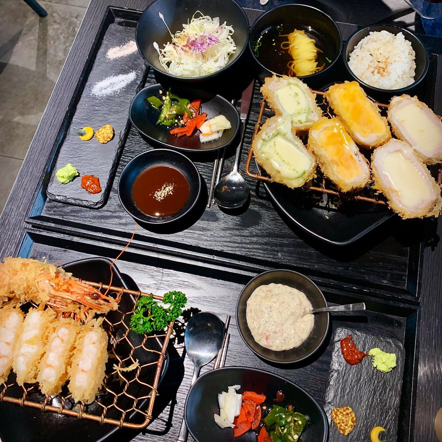 경주 황리단길맛집 “카츠라운지” 갔다옴
#경주황리단길맛집 #카츠라운지_황리단길점 

😋경주하면 황리단길! 경주 최애 맛집 카츠라운지에 다녀왔습니다!

😋 여러번 방문 경험이 있는 곳이며 방문할 때마다 맛나서 신이 나는 곳이죠

😋황리단길은 가보았는데 여길 가보지 못하셨다면 꼭 추천😋🤍

😋에비카츠(새우)는 꼭 시키셔야하고 추가로 모듬치즈를 시키셔서 먹어보세요!

😋에비카츠가 미친맛👏👏 이에요

😋새우튀김과는 전혀 다른 느낌이고 바사삭 새우촉촉! 치즈는 세가지가 특별하게 막 다르진 않지만 체즈자체에 간이 적절해서 맛있어요😭😋

🌟카츠라운지 - 경북 경주시 포석로 1065 카츠라운지

🍽️ 모둠치즈카츠 - 16,900원
🍽️에비카츠(새우) -17,900원

🕰️영업시간 11:00 - 21:00
🌟브레이크타임 15:30 -17:00
연중무휴, 20시 라스트 오더

#경주여행 #경주황리단길 #경주맛집 #황리단길돈까스 #카츠맛집 #분위기돈까스집 #황리단길핫플 #황리단길꼭가봐야할곳