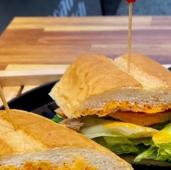 먹뚠뚠🧑🏻 on Instagram: "#광고 군포 로드샌드위치 ⭐️⭐️⭐️⭐️⭐ 🥪샌드위치 정보 - 먹물 트러플 잠봉뵈르 7.8 - 스파이스 치킨 6.8 - 아아 2.8 / 서비스 쿠키 ♡ 후레쉬한 야채의 아삭함