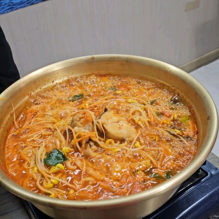 구룡포해풍국수는 
기장에서 최근 오픈한 숨은 맛집이예요✨️

여러가지 해물을 넣어 미역소 국물이 걸죽할 정도로 끓인 구룡포의 향토음식인 모라국수를 진~짜 좋아하는데 포항이 아니면 먹을 수가 없더라구요😔😭

오잉??? 근데 기장에서 먹을 수 있다구???? 
바~로 모리국수로 선택!!!! 𐨛 𐨛 𐌅 𐨛 𐌅 𐨛 𐨛𐨛 𐨛 𐌅 𐨛 𐌅 𐨛 𐌅

국물의 깊은 맛이 일품이라, 
한 입 먹는 순간 술 생각이 저절로 난다요🍶🍻
국수의 면발도 쫄깃하고 국물은 진하면서도 깔끔해서 완전 만족!

기장에 가신다면 꼭 들러보세요.
숨은 맛집을 발견한 기분이 정말 좋았어요! 🍜🍺

#금정구국수#부산국수맛집#부산국수#금정구맛집추천#부산맛집추천#부산찐맛집#부산숨은맛집#부산과메기#기장국수#기장국수맛집#기장맛집추천#기장밥집#부산국수맛집