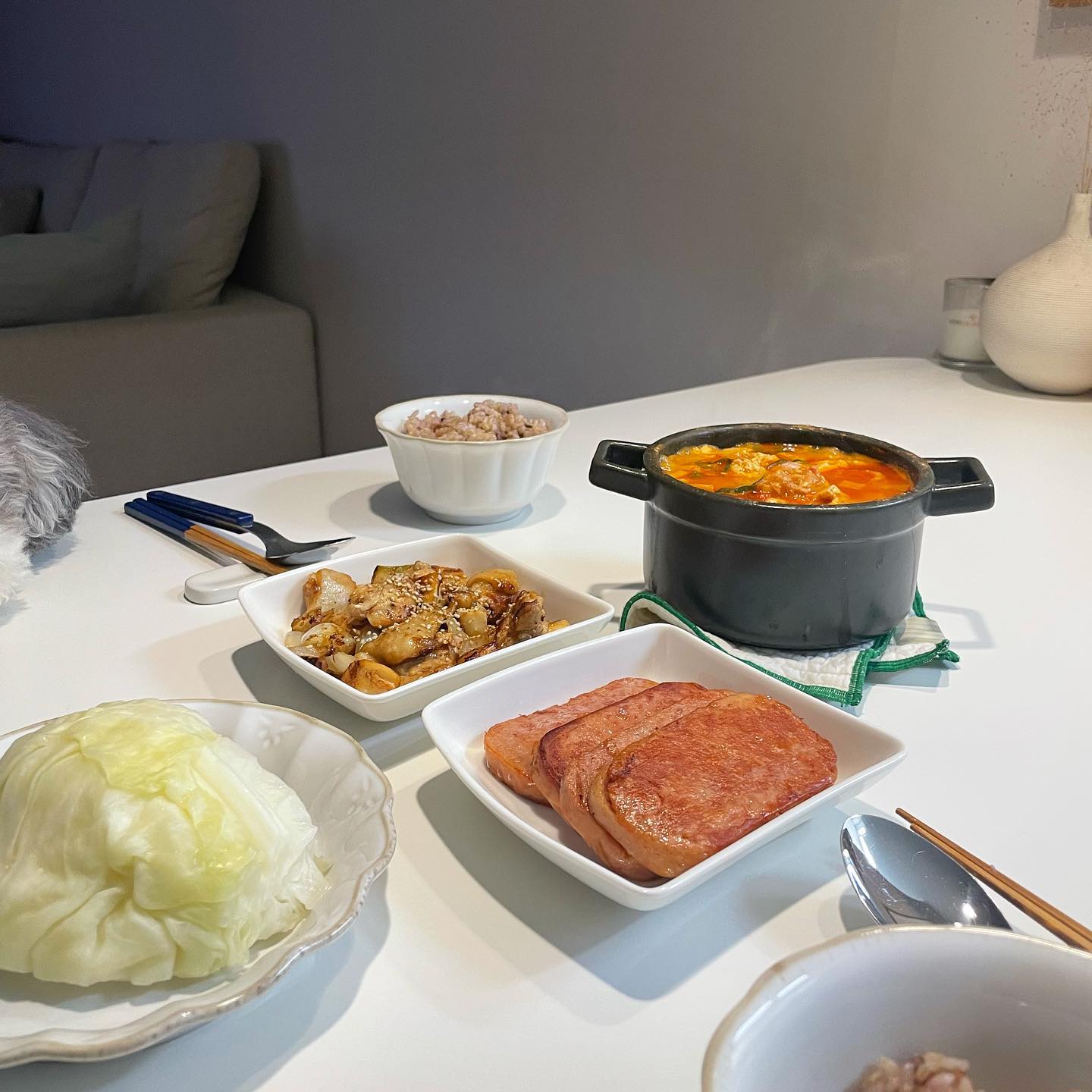 덕구네 저녁 🐥 오랜만에 #강된장 한상입니다 😎 건강하게 먹겠다고 강된장에 양배추찜 만들었는데 강된장 밑바닥이 탔더라구요 🥺 넘칠까봐 젓지 못했더니 눌러 붙은 모양이에요.. 🥲 퇴근하고 열심히 준비했는데 망한 식사가 되어서 속상, 억울했답니다.. 😢😤 여전히 요리가 어려운 4년차 주부…😮‍💨🫠