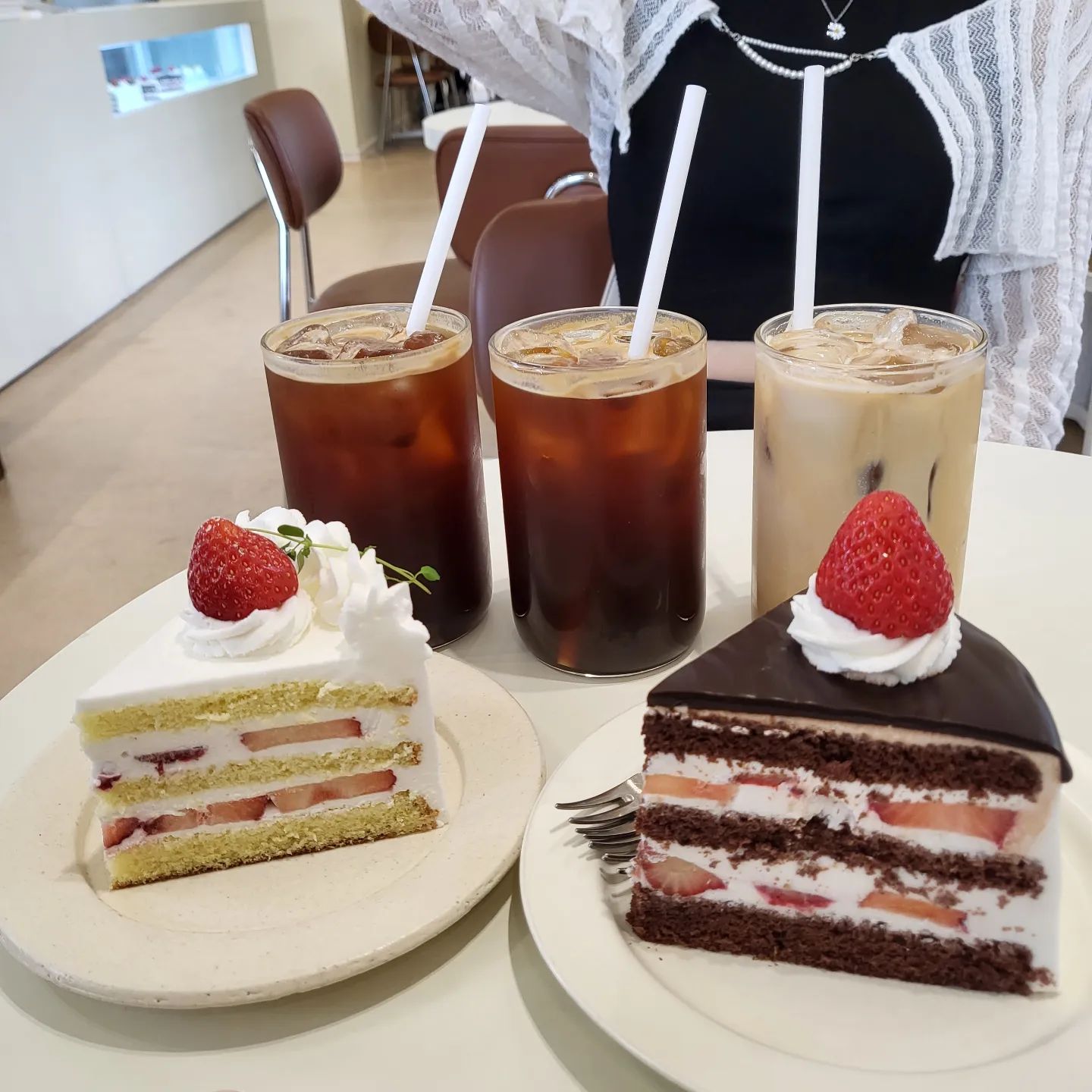 여기 진짜 맛집이에요!!

눈과 귀가 다 호강하는 홍대 #바나나하루키 입니다!!
케이크가 달달한 게 딸기랑 같이 먹으니까 너무 좋더라고요!!! 
초코는 꾸덕꾸덕하니 너무 좋고 역시 케이크는 아메리카노랑 함께 😉
분위기도 엄청 예쁘더라고요!!
케이크와 이쁜 카페를 좋아하신다면 추천드릴게요!!

#먹스타그램#맛스타그램#카페맛집#디저트맛집#케이크맛집#홍대카페맛집#홍대디저트맛집#홍대맛집#홍대카페#홍대디저트#홍대#홍대데이트#분위기카페#분위기맛집#예쁜카페#예쁜카페추천#먹팔#먹팔해요
