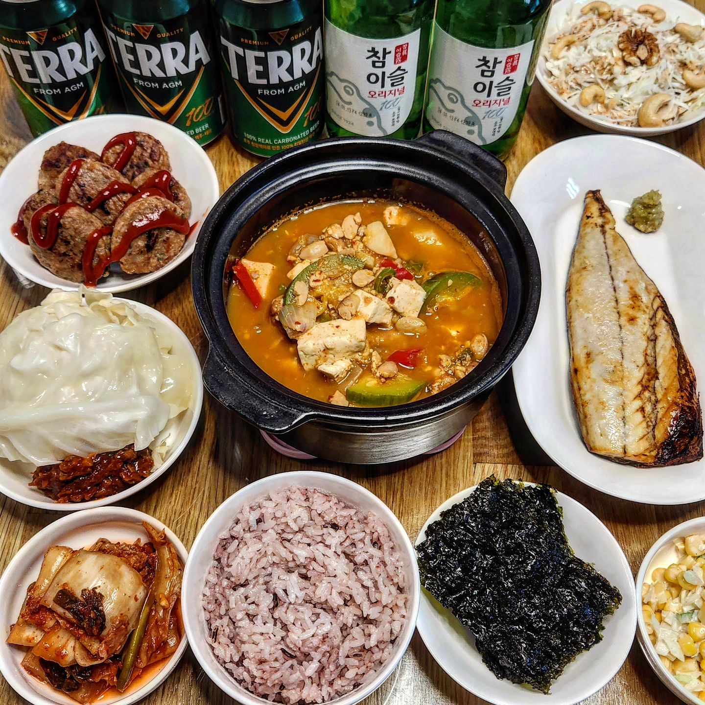 구수한 청국장으로 한국인의밥상🫶🫶
물 넣고 끓이기만 하면 되는 초초 간편한
보릿골푸드 청국장으로 만들었어요 ~💕
호박부터 🧄양파,🍄‍🟫버섯,🌶고추 ,두부등
부재료를 원하는대로 넣고 끓이기만하면
짜지 않고 진한 맛이 일품이에요😘😘
🫘국내산콩을 42시간 넘게 숙성해서
만든 청국장이라 감칠맛 끝장이에요💖
🍚밥에 청국장 듬뿍 넣어 슥슥 비비면
이건 뭐... 치명적인 맛🙊🙊 절로 입틀막
.
borigolfood
#협찬 #청국장 #청국장맛집 #보릿골푸드
#보릿골청국장 #청국장밀키트 #밀키트추천 #청국장만들기 #청국장만드는법 #집밥스타그램 #홈포차 #먹스타소통 #집밥추천 #홈스토랑 #좋반