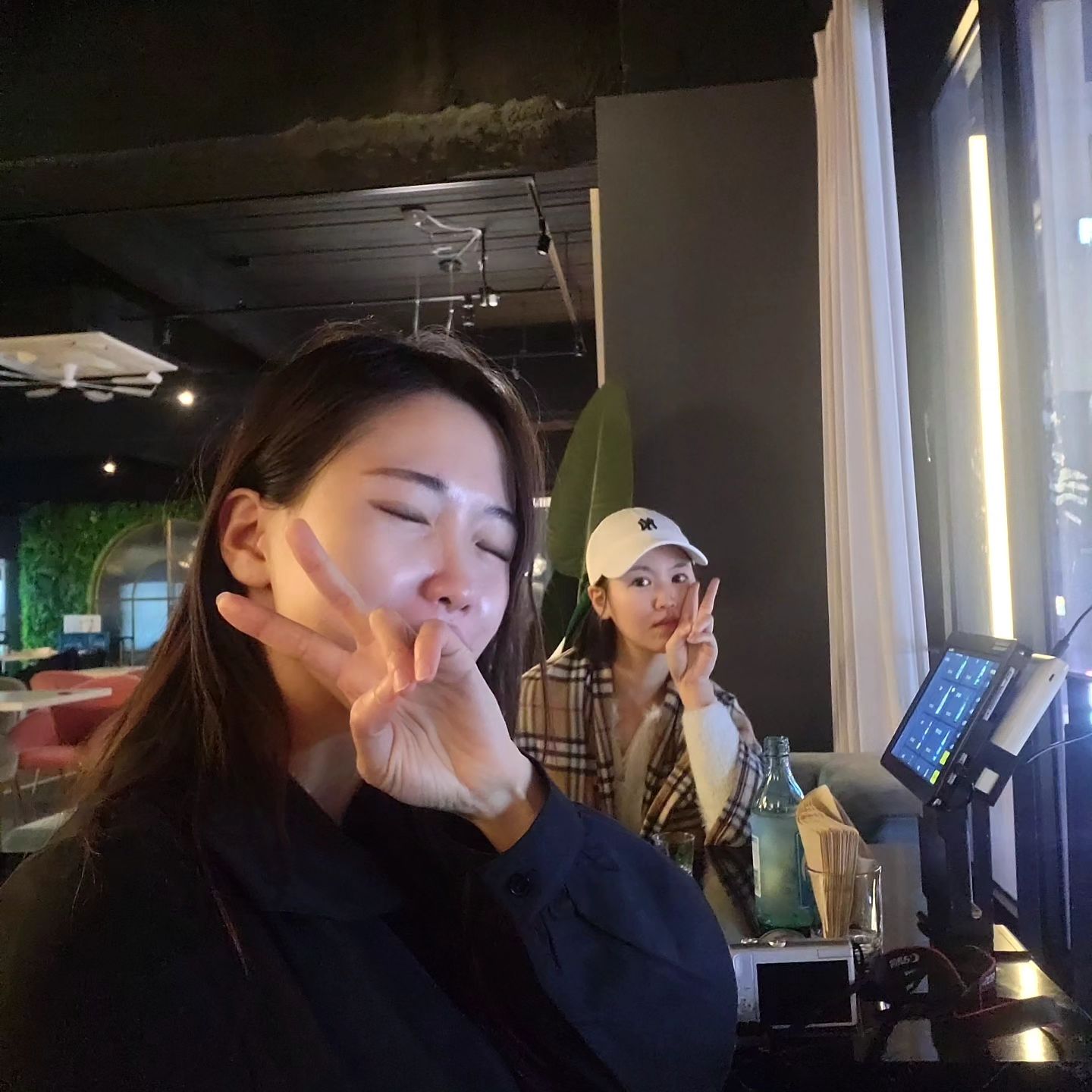 #알록달록아띠
일주일에 한번씩 마시는 날❤️
1인1안쥬 기본이지.
.
만날때마다 #날씨...증말😱
비오고, 눈오고...난리넹.
ㅋㅋㅋㅋㅋㅋㅋㅋㅋㅋ
.
#자매데이트