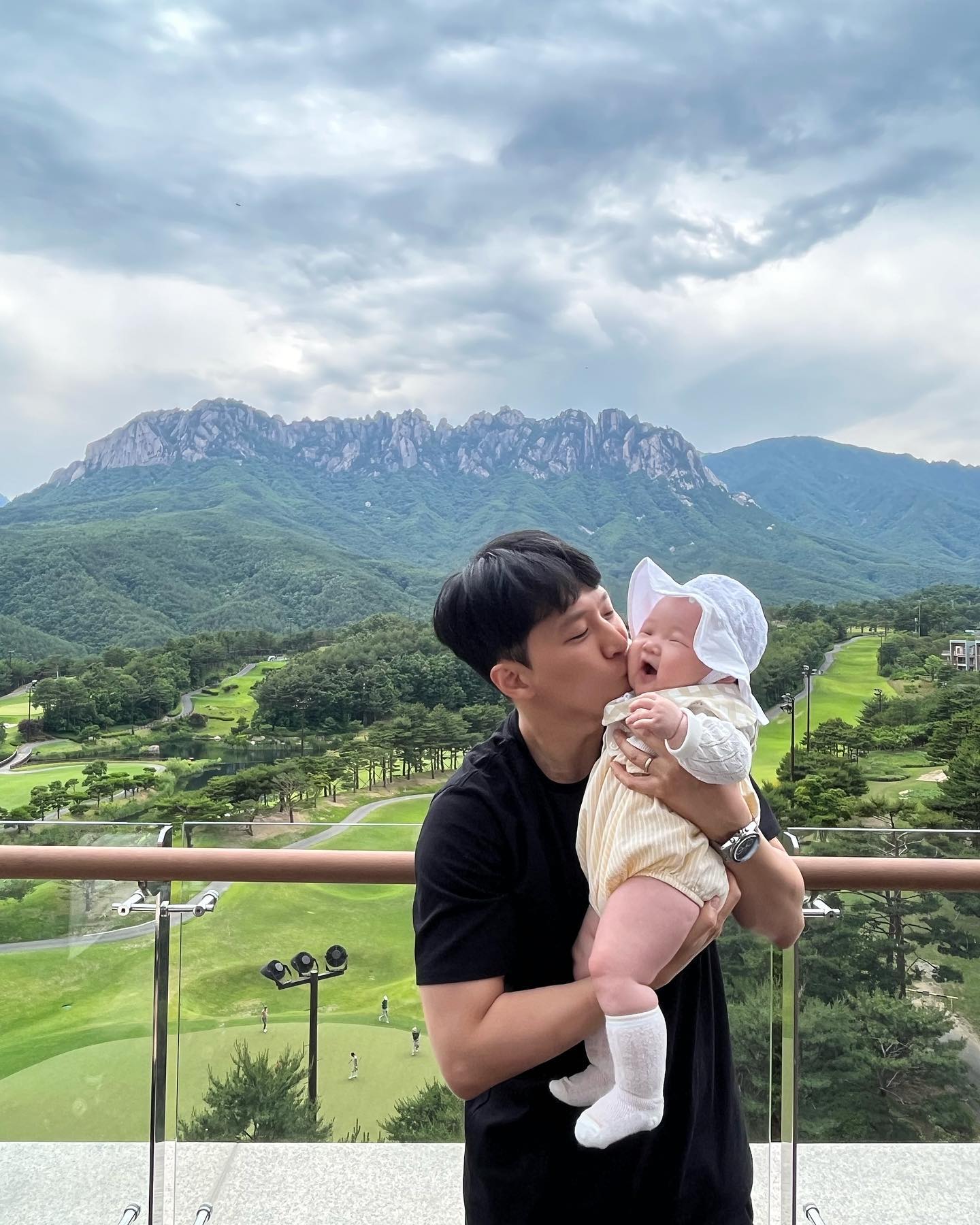 아빠랑 딸이랑 울산바위앞에서💙

#울산바위 #속초여행 #소노펠리체델피노 #호랑이띠아기 #6개월아기