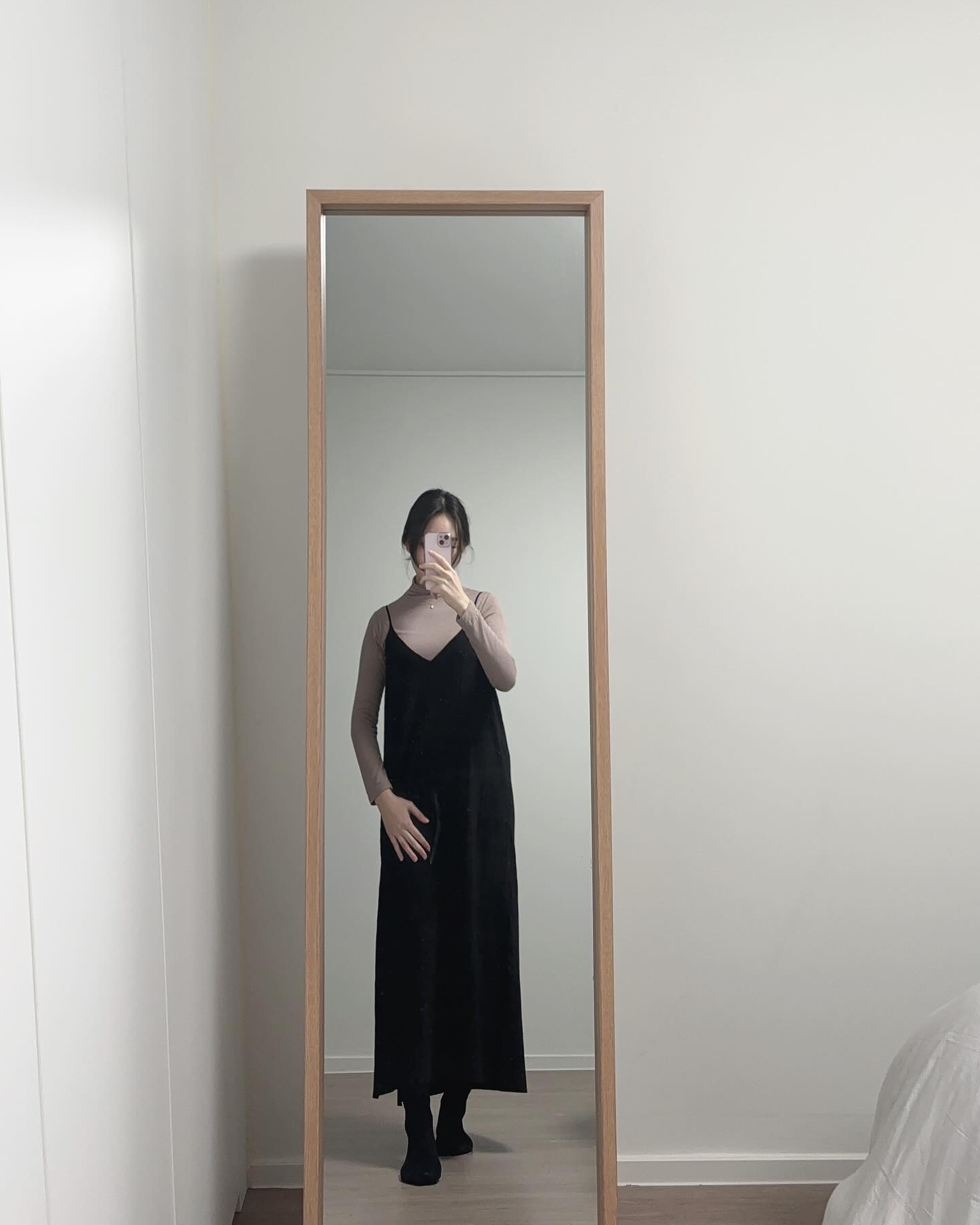 우리집 거울은 왜 닦아도 닦아도 지저분하게 나오는지 아시는 분🥹

휘뚜루마뚜루 입기 좋은 뷔스티에 원피스!
근데 또 청순한 느낌까지 나쟈나~~🥰
머리도 손질하기 귀찮을 땐 집게핀으로 집어주면 #꾸안꾸 룩 완성~~

#ootd #출근룩 #데일리룩 #패션 #패션스타그램