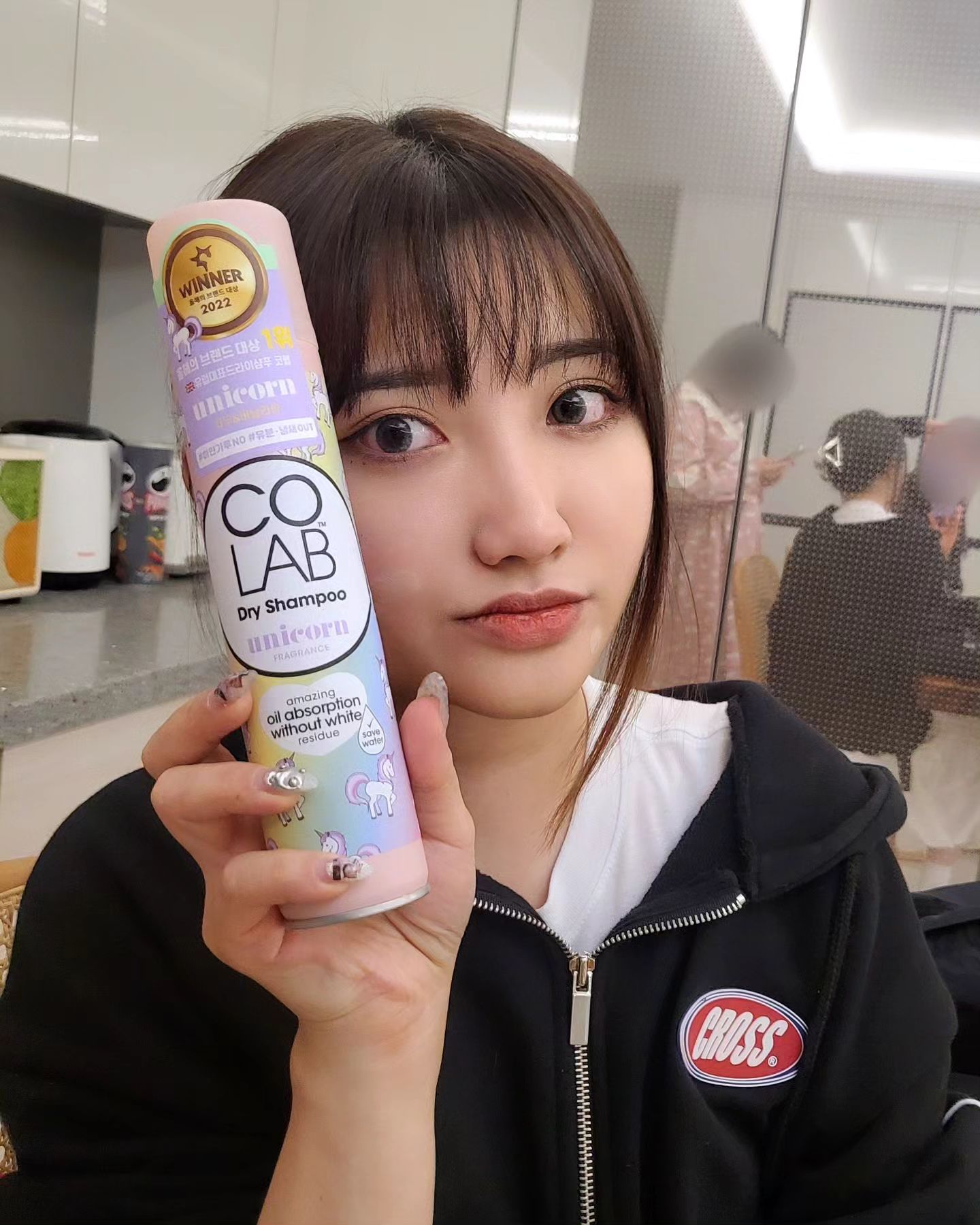 #협찬 
colabhair.korea oliveyoung_official

🫧코랩 드라이샴푸로 간단하고 편하게 물 없이 10초만에 떡진머리 해결하세요~
지성 두피인 전 몇 시간만 지나도 바로 기름져버리는 머리때문에 스트레스를 받다가 코랩 드라이샴푸를 알게 되었어요!!

코랩 드라이 샴푸는 머리에 사용해도 하얀 가루가 남지 않아 깨끗하게 마무리를 할 수 있어서 간편하고 뒤처리가 깔끔하더라고요

 🩷200ml와 휴대하기 좋은 50ml 구성으로 되어 있어 어디든 휴대 할수 있다는 점이에요
오직 올리브영 몰에서만 단독! [ 본품 200ml+50ml 증정 기획세트] 구매가 가능하다는 점!

🌟50ml는 저녁 약속이 있는 날이나 운동할 때 가져가서 떡진 앞머리나 머리에 기름이 살짝 올라왔을 때 쓰기 좋아요! 기내 반입도 가능해 해외여행 시 가져갈 수도 있다고 해요

🫧코랩에는 5개의 향이 있어요
🦄유니콘, 🏖파라다이스, 🫧프레쉬, 🍊트로피컬, 🤍오리지널 

유니콘 : 은은한 바닐라향 베이스에 프루티한 향이 가미되어 포근하고 달콤한 향🩷🫧
오리지널 : 부드러운 꽃 향기와 베르가못이 조화되어 산뜻하고 상쾌한 향🤍🫧


#드라이샴푸 #올리브영드라이샴푸 #코랩드라이샴푸 #코랩 #드라이샴푸추천 #올리브영드라이샴푸추천 #올리브영추천 #올리브영추천템 #드라이샴푸사용방법 #드라이샴푸사용법 #드라이샴푸미니 #물없이샴푸 #노워시샴푸 #colab #dryshampoo