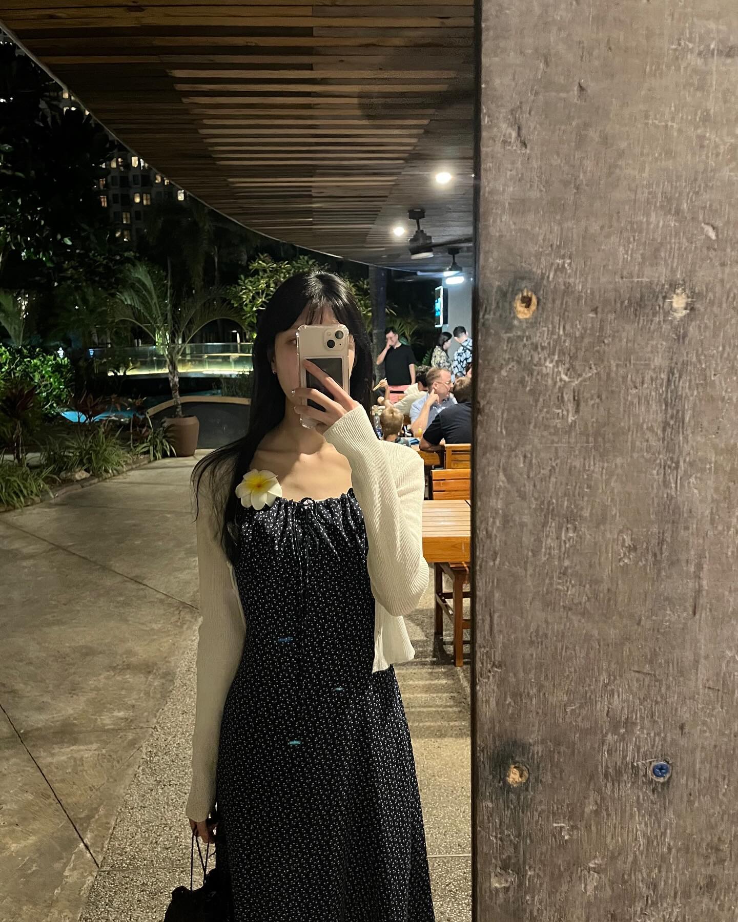 안녕하세요! 이번주 글이 좀 뜸했는데.. 저는 지금 괌에 와있습니다 🫡
한국 와서 포스팅 하려다가 투몬비치 노을이 너무 예뻐서 미리 올려봐요!
다들 즐거운 주말 되세요 🌅🫶🏻
⠀
🤍 dress : jodu.o9 
⠀