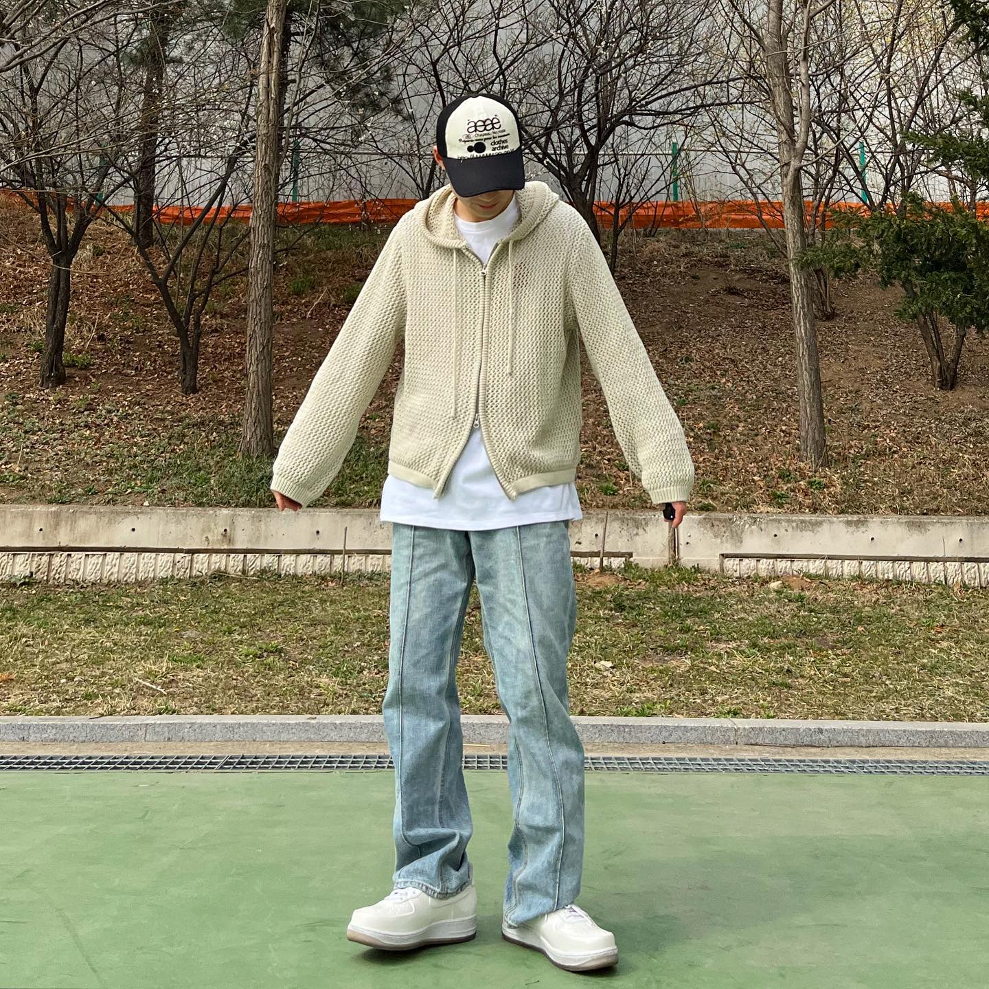 배 껍질 같다는 소리 듣지만 힙 그 잡채🍐

🧢- aeae_official 
👕- aeae_official 
👖- spao_kr 
👟- nikeseoul 

#aeae #aeae볼캡 #볼캡브랜드 #대두볼캡 #남자모자추천 #그물니트 #그물니트코디 #나이키에어포스1 #나이키에어포스1로우 #나이키에어포스원 #에어포스1로우 #스트릿룩코디