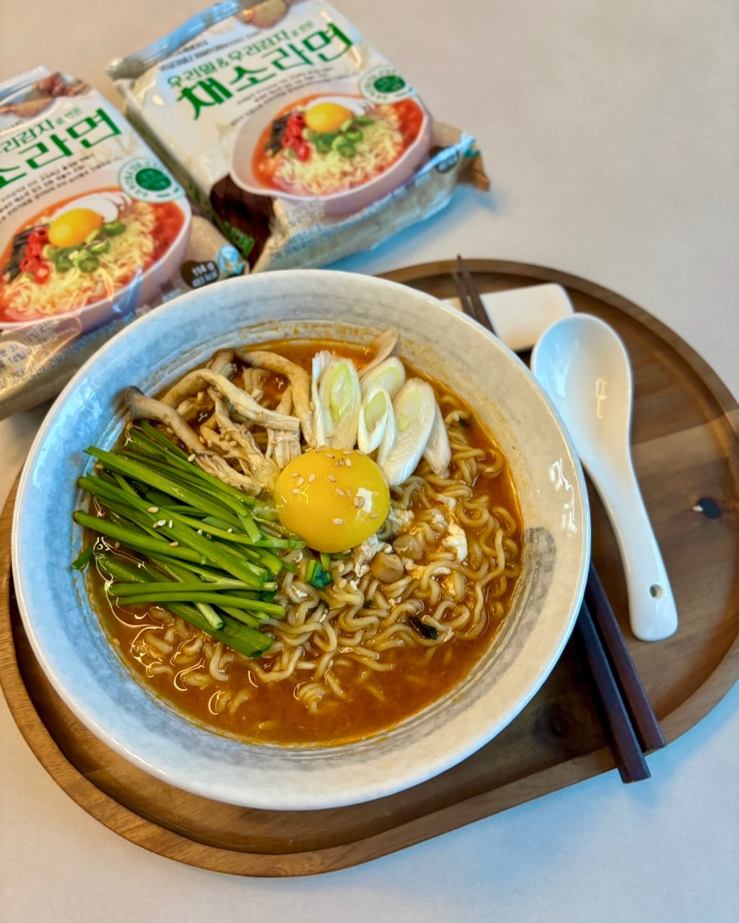 #제품제공
#히리네식탁

오랜만에 라면 끓여먹은 것 같아요!

군산원예농협,군산대학교,군산시가 함께 만들어 안심하고 먹을 수 있는 우리밀&우리 감자로 만든 채소라면이에요💚

우리밀과 우리 감자로 만들어 쫄깃하고 부드러운 면에 깔끔하고 국물이 개운하더라구요! 

그리고 국내산 재료를 듬뿍 사용하여 농촌 경제 활성화에 도움을 줄 수 있다는 거👏🏻👏🏻👏🏻

많이 맵지 않아서 맵찔이들도 먹을 수 있는 맛이였구요, 확실히 스프까지 채소로 만들어서 그런지 국물이 아주 깔끔했어요🫶🏻

평상시에 라면을 자주 먹진 않는데, 앞으로는 이왕 먹을꺼 좀 더 건강하게 먹을려구요🙏🏻

🏷️ 우리밀&우리 감자로 만든 채소라면
➰ gunsan_wonhyup 

#군산원예농협#채소라면#건강라면#건강한라면#봉지라면#라면추천#감자라면#라면맛있게끓이는법