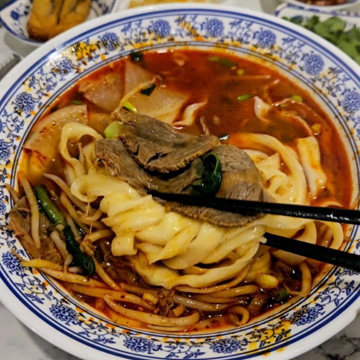 #협찬
#삼성역가성비맛집
#삼성역면요리
#코엑스맛집
#마라우육면
#도삭면

🍜 정말 너무 맛있는 마라육수와 도삭면의 만남!
 기본 서비스 반찬도 푸짐

  줄서먹는 맛집임을 인정한 맛집데이트!
