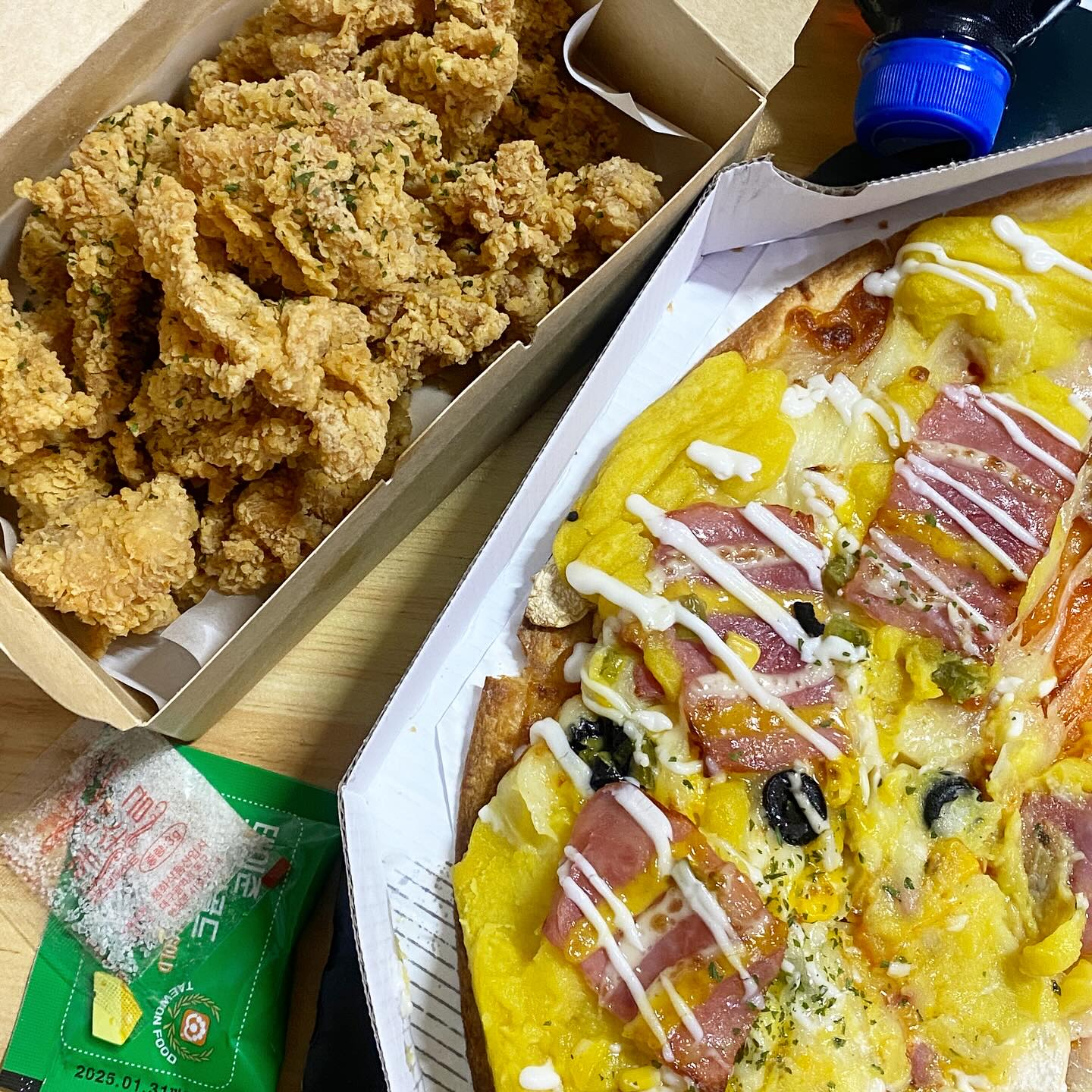 #협찬 물가 엄청 비싸져서 외식 할 때마다 지출이 신경쓰이곤 하는데 착한 가격으로, 치킨에 피자까지 먹을 수 있는 큰손1치킨2피자가 있어서 먹어봤어요🫶
✅베이컨 고구마피자
-씬도우라서 도우가 바삭바삭해요✨
-고구마 무스에, 베이컨, 치즈가 더해진 조합!👍
-정말이지 맛없을 수가 없는 조합이었는데 100퍼센트 모짜렐라 치즈가 듬뿍 들어 있어서 중독되는 맛💕

✅치킨
-순살로 되어 있어서 뼈 발라낼 필요 없이 편하게 먹을 수 있었던 메뉴 🍗
피자에 치킨까지 같이 먹어도 가성비 좋았던 곳 테이크아웃하면 좀 더 착하게 즐길 수 있어요♥️
#큰손1치킨2피자화곡점#화곡동피자#화곡동치킨#화곡동배달#화곡동맛집#화곡동야식#화곡동피자맛집#화곡동치킨맛집#화곡동피자치킨