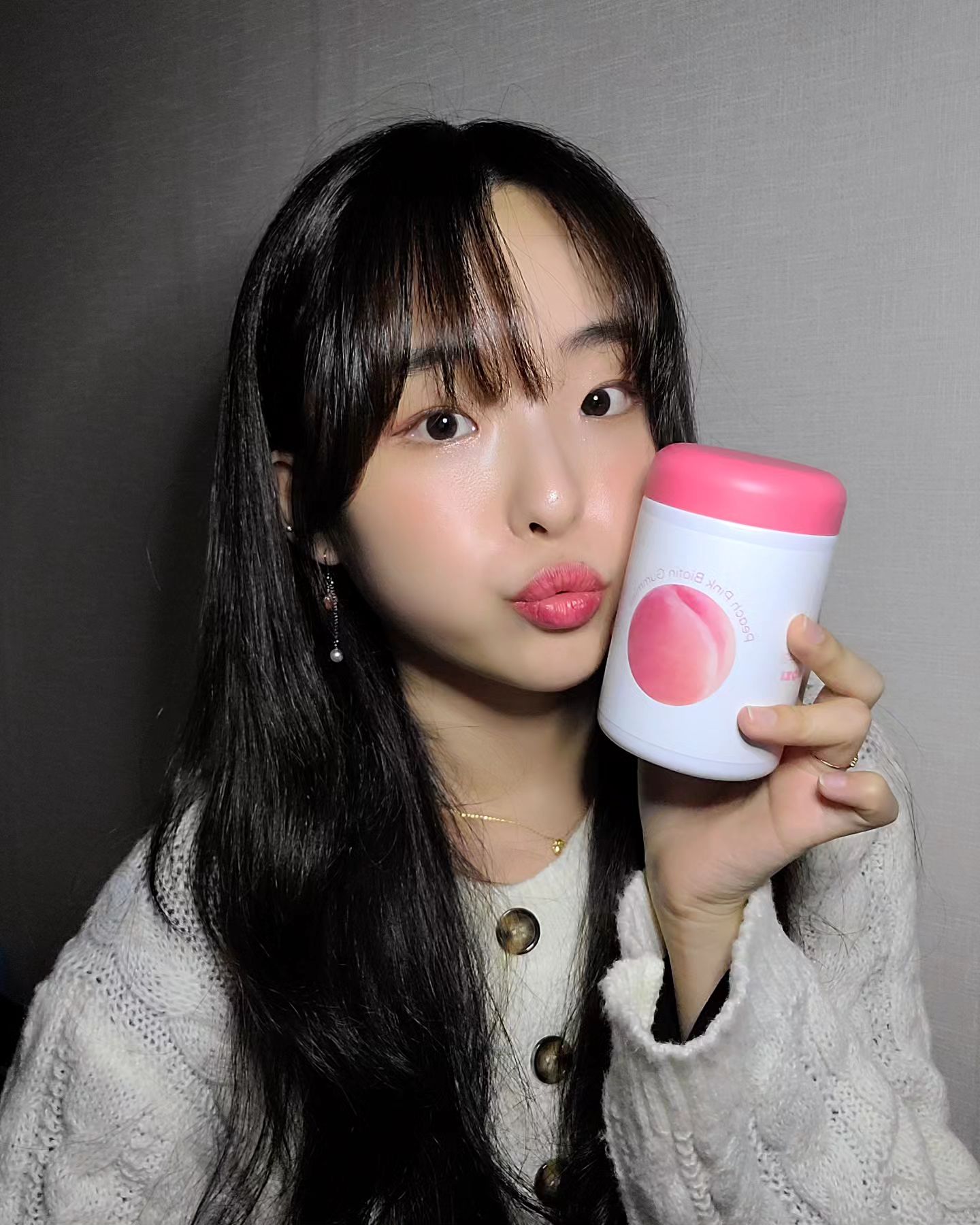 #협찬 #광고
#모지 #피치핑크비오틴구미 #비오틴구미

이모 머리숱 많지..?

머리숱 관리 하고 싶다면 #비오틴 섭취가 중요하다고 하는데 영양제를 챙겨 먹기는 싫고..
핑크비오틴구미🍑는 1일 섭취량 30배의 비오틴이 들어 있는 젤리인데
탱글탱글한 식감에 달달하고 싱그러운 복숭아향까지 좋아서 안 챙겨 먹을 수 없음😋

함께 먹으면 좋은 비타민 B1, B6과 아연의 황금 배합까지, 달지만 당류 0g이라 부담 없이 챙겨 먹기 가능

한 살 더 먹으려면 몇주 안남아서 관리 필수🥲
제발 빠지지 말아라 머리야~~