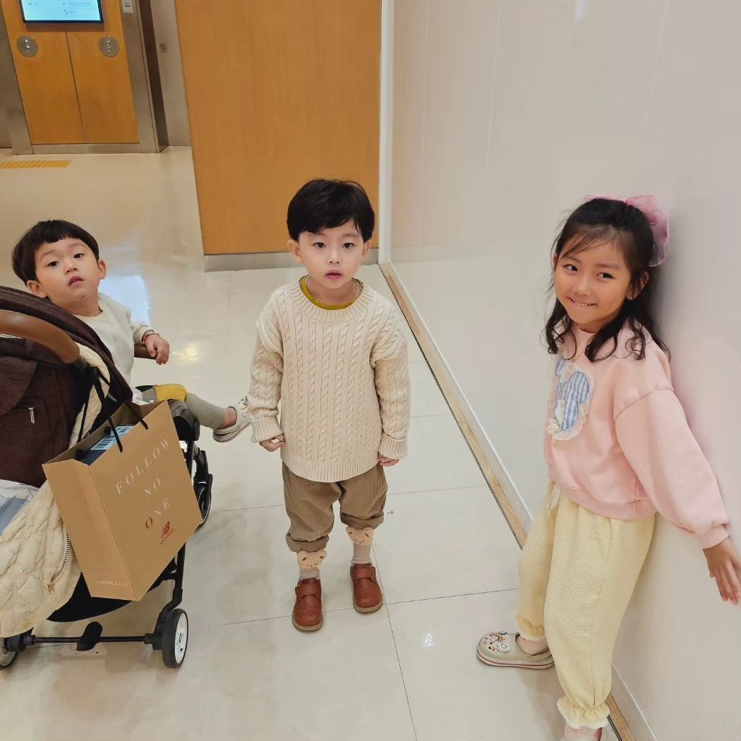 진짜루 기다려왔던 기염댕들의 만남❤️
셋이라 힘들긴 했다만
집에서 주아좋아 연발하며 또 보고싶다는 
라온이 보니 샤인머스켓 잔뜩 짊어지고
조만간 날 잡아야 할듯!!😅🤣😂

#황금개띠#친구#기요미#키카#뿌시기#샤인머스켓#킬러#또보자❤️