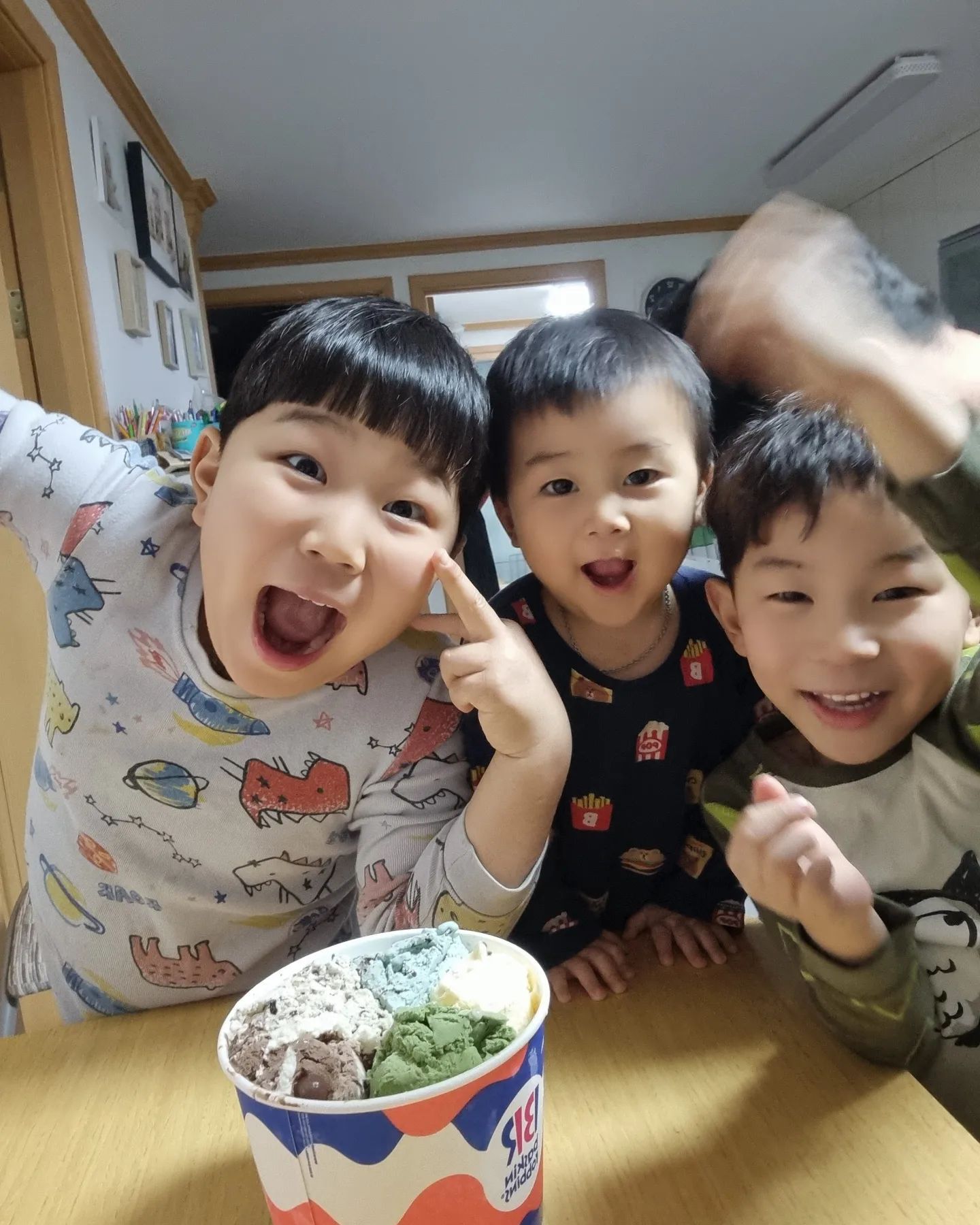 [세 아들]
오늘로서 D-27.
희망이가 태어나면 네 아들!
세 아들들과의 시간이 얼마 안 남았다.
원래 막달엔 애들과 더 시간을 보내며
정신없이 지나가려 했는데
네번째 임신과 출산을 준비하는 과정이
예전만큼 몸이 따라주지 않는다.

32주때부터 조기진통도 조금 있다고,
경부길이가 3cm 에서 2cm대로 내려가
매번 산부인과갈 때마다 경부길이가 더 짧아질까
조기진통이 규칙적으로 더 생길까 조마조마하며
태동검사와 진료를 보는 요즘,
선생님이 조심하라고 10번 넘게 말하며
눕눕만이 정답이라 하지만 세 아들과 눕눕은
전혀 어울리지 않는 매칭이다 ㅎㅎ

양 손에 형들 손 잡고 교회 가는 길이며,
에너지 넘치는 형들 덕에 
셋째도 무한 에너지에 꺄르르 즐거워하는 모습이며,
과일이나 맛있는 간식이 있으면
서로 하이에나처럼 달려들어
자신의 몫을 챙기기 위해 입 속에 무한 장전과
빼돌리기의 수법들을 쓰는 모습이며,
그럼에도 서로 챙기려는 모습을 보면
세 아이가 주는 행복이 참 크다는 걸 느낀다.

이제 또 네 아들이 되면
집은 매일 전쟁터가 되겠지만
또 넷이 주는 행복은 더 배가 되겠지!!^^

#넷째임신 #임신막달
#임신36주 #임신10개월
#막달임산부 #세아들
#아이가주는기쁨 #세아이
#요즘근황
