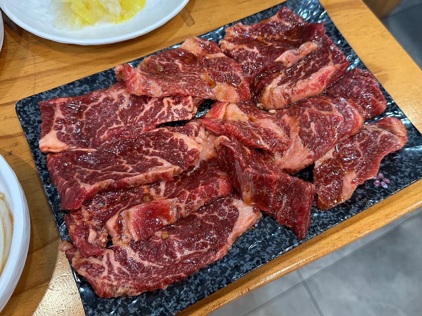 #협찬 
🥩 우향 생고기 메밀 막국수 
경기 의정부시 진등로 8 1층
지하철로 오신다면 녹양역 1번 출구에서 좀 걸어오셔야 해요.
주차 공간 넉넉하고 대로변 옆이라 진입하기 좋아요.
매일 11:00~22:00 운영 되고 있어요

📌우향 생고기 메밀 막국수 점심식사 특별할인으로
우족 우거지탕 / 한우 우거지탕도 있네요~
점심 특별 할인 시간은 11:00~3:00 입니다

📌65명까지 받을 수 있는 넓은 홀과 여유있는 주차장이든든하게 있으니까 단체회식 장소로 딱이에요!

🥩 생갈비살 : 좀더 부드럽다
소갈비살 : 쫄깃하다
라고 나눌 수 있고, 생은 생고기, 주물럭은 양념이 되어 있는 거라고 해요
그래 그럼, 우리 부드러운 양념으로 먹자!!
(매운 거 아니에요~) 

📌 모자란 것이 있다면 셀프바에서 가져다 먹으면 된답니다. ( 떡은 무조건 !! 구워 드세요 !! 너무 좋음!!)

🥩 비주얼 진짜 대박이다~ 생갈비살도 이렇게나 좋아 보이는데 한우 1++ 를 먹는다면 얼마나 행복할까요? 🥹

달달한 양념이 베어 있어서 맛이 한층 더 고급스럽고 풍부하게 느껴지면서~ 그거만 먹어도 온갖 미각이 다 충족 되어버려요 🥹

🍡 떡은 겉바 속촉으로 구워지고
조금 탈 것 같아 보인다 싶을 때 잘라서 먹어보면
으아!! 너무 맛있는데?!! 

야채 편식쟁이 아들도 이날따라 쌈채소 싸서 먹는 것도 도전해보고~~ 다 컸네 이제~~
도란도란 학교 생활 이야기도 나누고 힘든 고민에 대해서도 나누면서 행복한 발걸음으로 돌아갑니다❤️

#녹양동맛집 #녹양동막국수 #녹양동소고기 #녹양동고기집 #녹양동회식 #의정부막국수 #의정부소고기 #의정부맛집 #엄마후티비