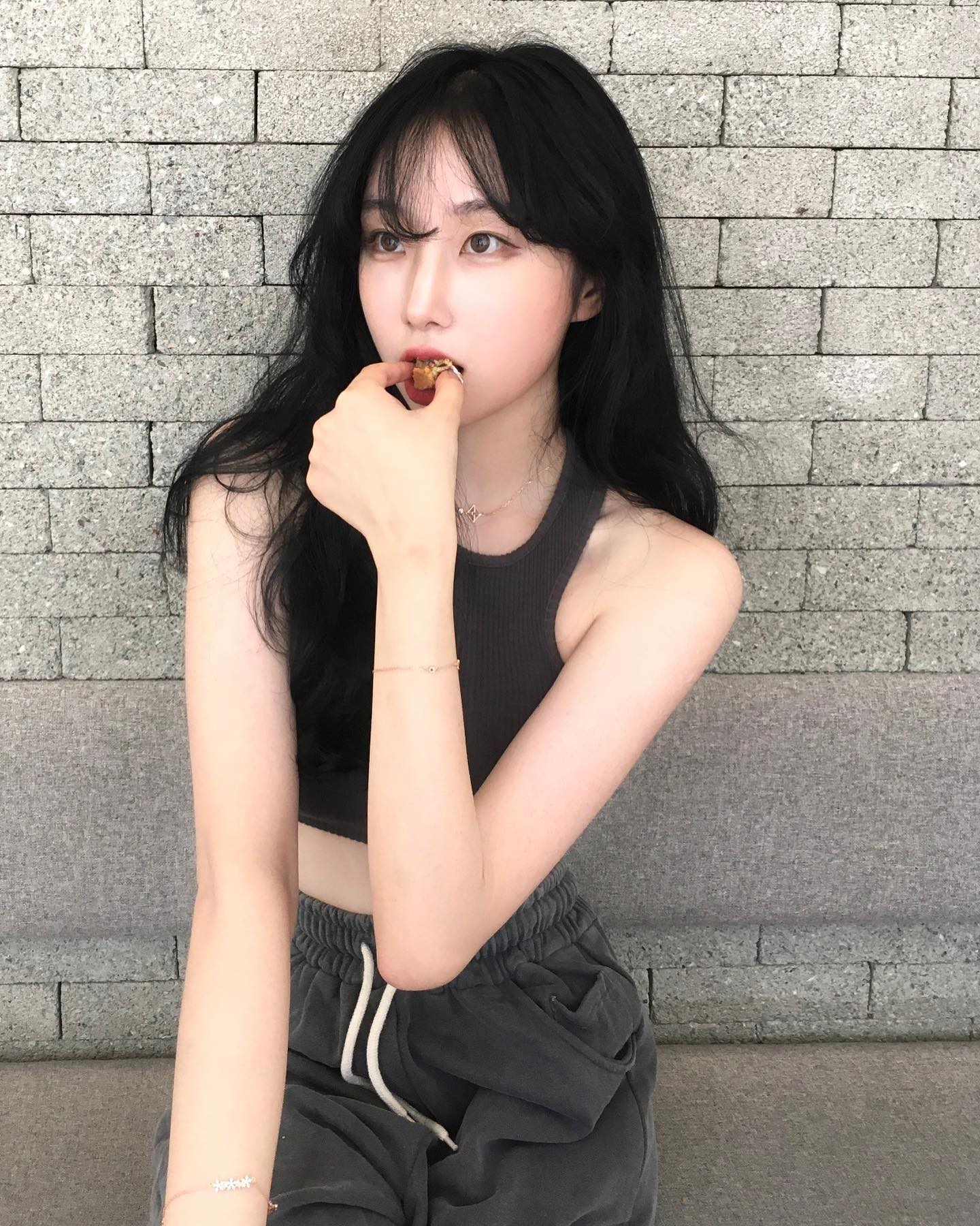 겨울에 꺼내보는 여름 사진 ..

.
.
더워서 머리 잡고있는거에여..