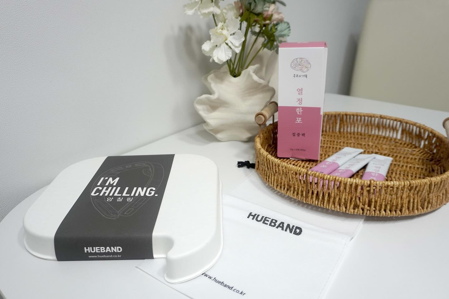 #협찬 hueband

온 가족이 함께 쓸 수 있는 집중력, 기억력 향상 아이템을 써보았어요!

뇌를 케어하는 30분, 종류는 3가지로 구성되어있는 휴밴드에요.
숙면 강화에 도움을 주는 꿀잠의 시작 필소굿
스트레스 완화, 불안 완화, 우울감 개선에 도움을 주는 편안한 마음 아필그레이트
기억력 개선, 학습 능률, 집중력 강화에 도움을 주는 똑똑한 브레인 암칠링

79g의 가벼운 무게, 컴팩트한 사이즈, 25분 완충 1회 충전으로 4시간 사용, usb충전으로 편하게 쓸 수 있는 아이템이라 집중력이 필요한 일을 하며 집중안되는 일이 있을때 편하게 쓰고 있어요!

학생들에게 좋아보이지만 건망증이 늘어 불편한 중장년층에게도 너무 좋은 아이템! 열정한포와 함께 먹고 관리하다보면 더 좋아질것같습니다 :) 

> https://hueband.co.kr/product/%EC%95%94%EC%B9%A0%EB%A7%81/14/category/1/display/2/
 https://www.instagram.com/hueband

#공부집중력 #집중력디바이스 #휴밴드 #암칠링 #멘탈케어 #휴밴드암칠링 #HUEBAND #휴식가전 #집중력밴드