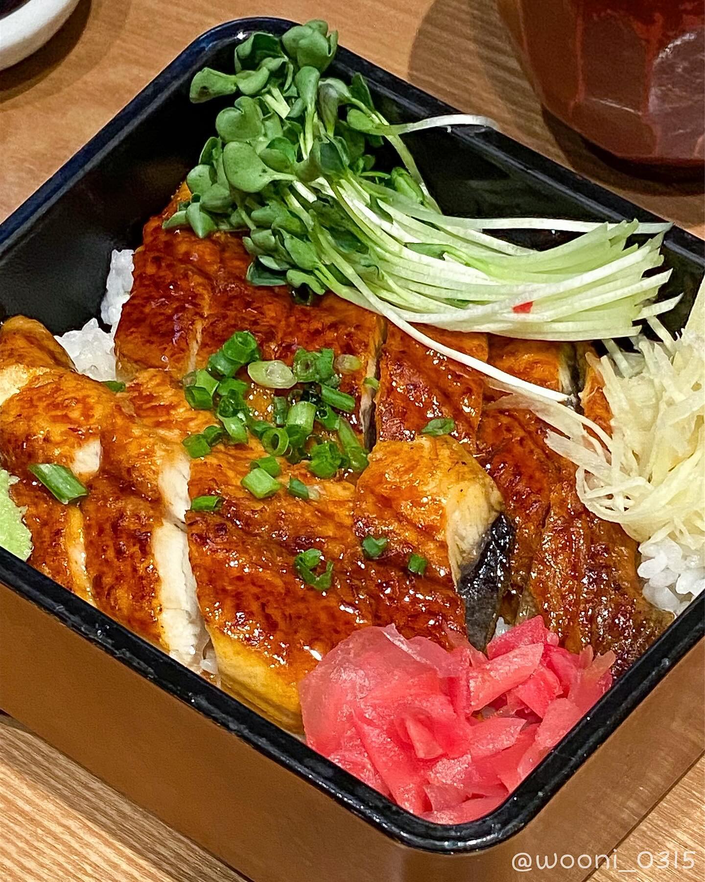 #우니냠냠_잠실역 

부들부들- 입에서 녹는 장어와 단짠 소스가 찰떡인 #우나기동. 장어의 기름진 맛을 잡아주는 와사비, 초생강을 곁들이면 더 맛있음👌🏻 먹다보니 장어의 가시가 살짝 거슬리긴 하지만 크게 거부감없는 정도! 롯데월드몰에서 한 번쯤 방문하기 좋은 곳🐟

📍송파구 신천동 ‘진가와’ (jinkawa_kr)
🏷️우나기동 (30.0), 우동정식 (+5.0), 카이센동 (30.0)

#잠실맛집 #롯데월드몰맛집 #롯데월드몰 #진가와
