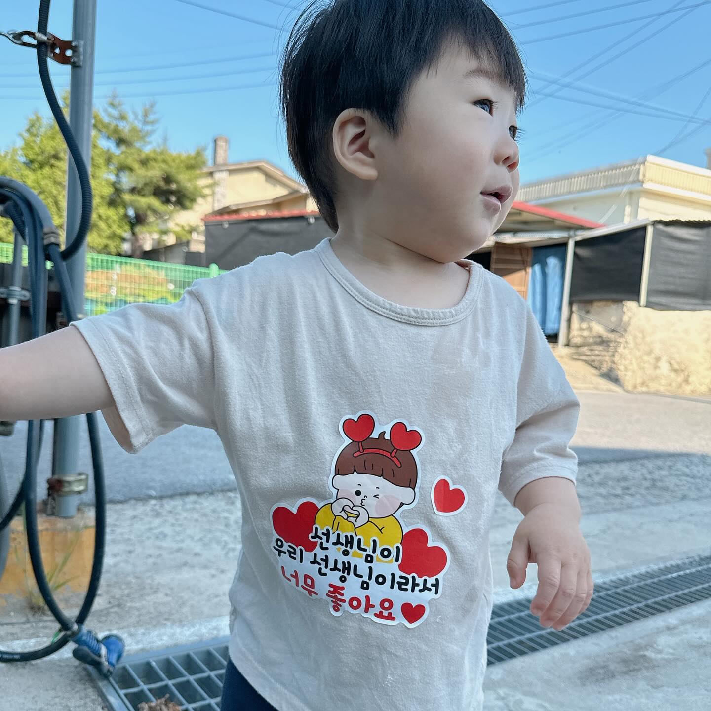 #3살 #형제맘 #스승의날

일어나자마자 얼집 가느냐 제대로된
사진없어서 하원후 찍어줌 ㅋㅋㅋㅋㅋ❤️