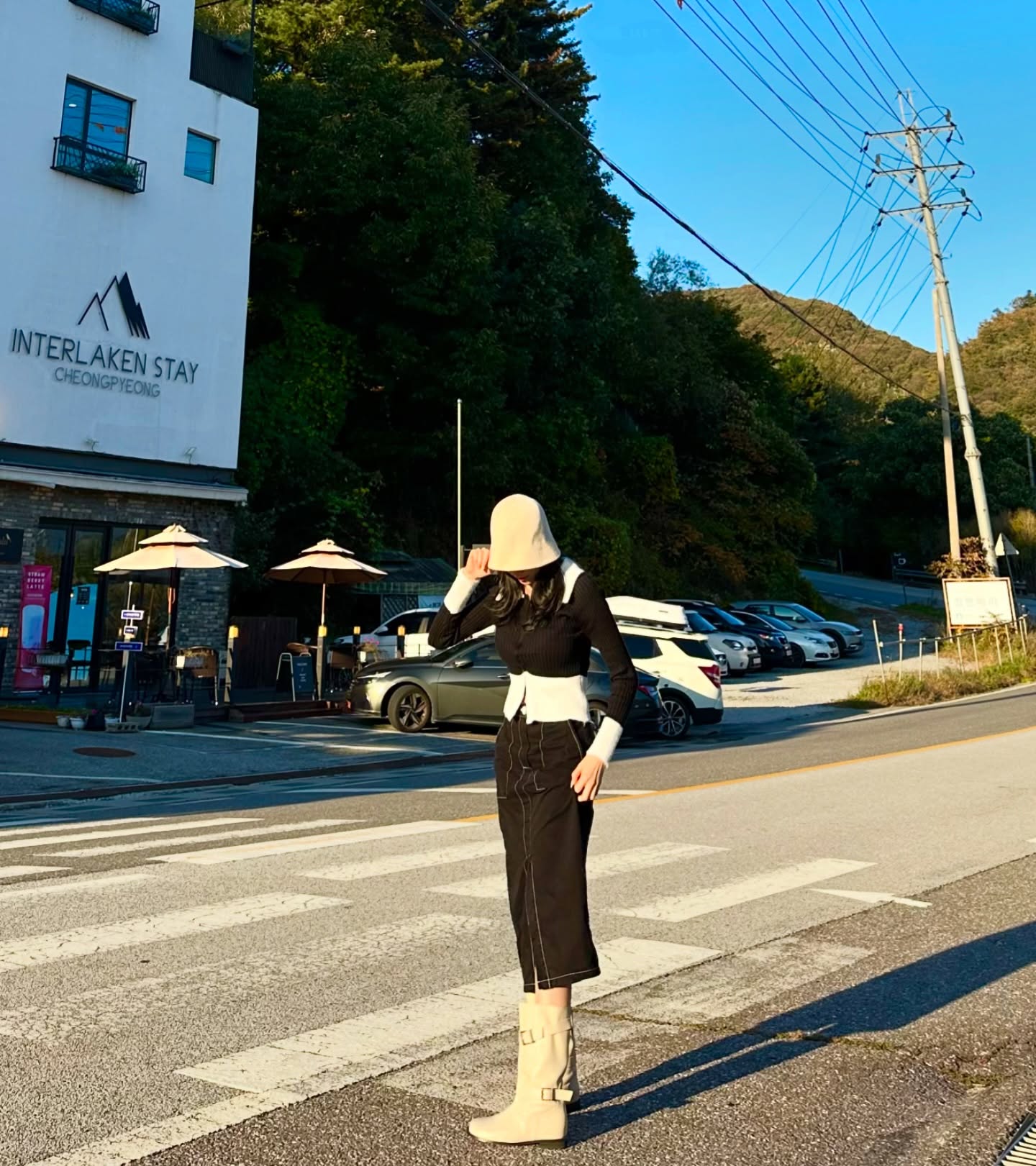 날이 너무 추워졌네요😭
다들 감기 조심하세요!!!
추워져서 그런가 요즘 왜캐 힘든지😂
다들 파이팅~🔥

요즘에 자주 신는 롱부츠!!!!
특히 롱부츠라 다리도 따뜻하구 😆
어떤 코디에도 너무 잘어울리고 😉
많이 걸어도 발이 안아파서 너무 좋았어요🤍

여러 종류의 색상과 조절 가능한 끈까지 있어
다양하게 코디 할 수 있답니다🤍

.

.

.

.

.

.

kristin_korea
kristin_ootd

#크리스틴 #KRISTIN #데일리룩 #하프부츠 #미디부츠 #미들부츠 #롱부츠 #부츠추천 #여자신발추천 #가을여자코디 #dailylook #여자코디 #코디추천