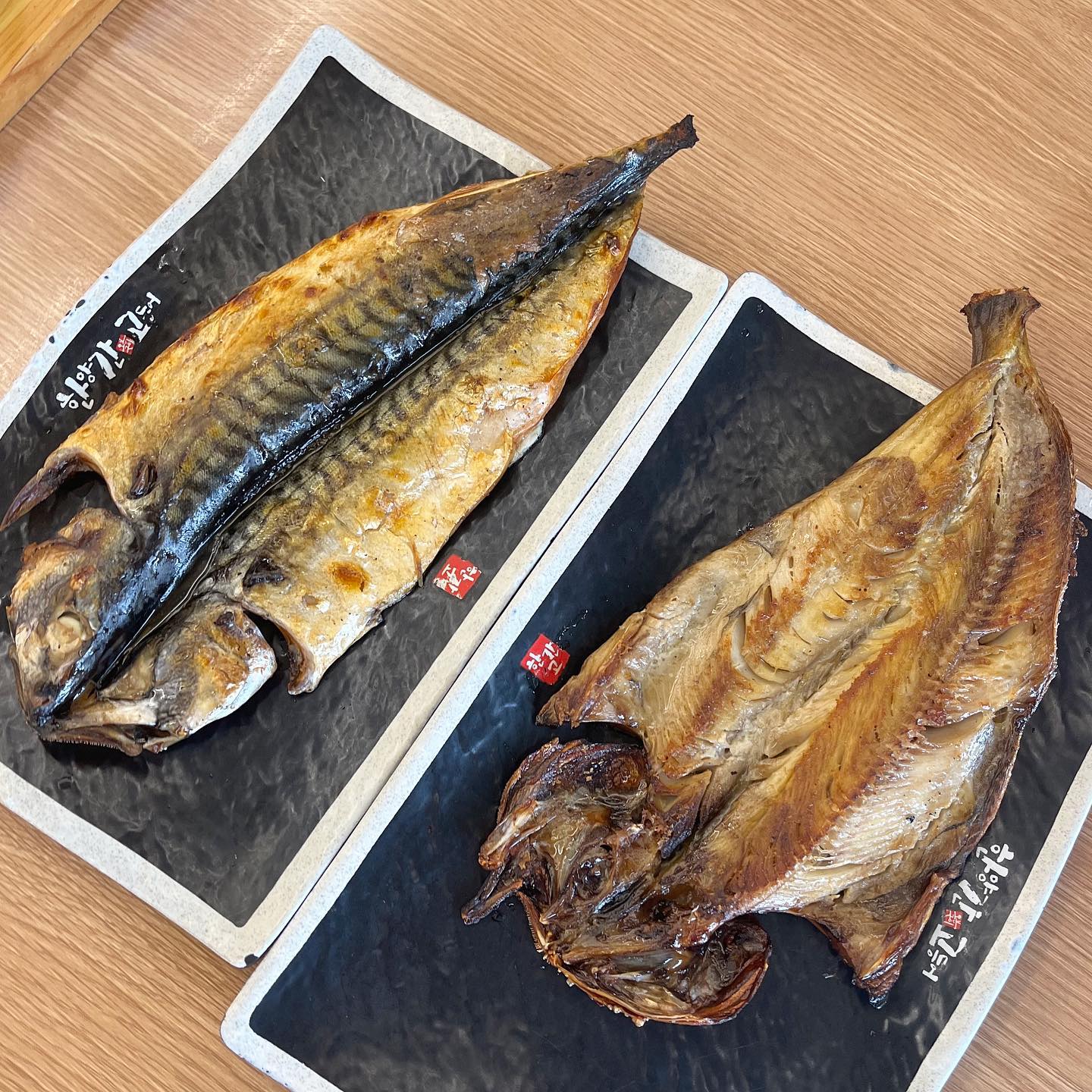 주차장 넉넉한 화덕 생선구이 맛집 #한양간고등어

집에서 해먹기 힘든 생선구이가 먹고 싶어서
찾아보다가 발견한 생선구이 맛집이에요!

화덕 오븐에 구운 생선구이의 맛은 정말 👍🏻

고등어구이와 임연수 구이를 먹어봤는데
고등어구이는 생선구이 중에 탑이죠 ㅎㅎ

입에 들아가는 순간 입에서 녹아 사라지고
임연수 구이는 살이 너무 쫄깃하더라구요.

밑반찬들도 맛있고 셀프바도 있어서
든든한 한정식을 먹기 좋은 곳인 거 같아요.

부모님이랑 함께 와도 좋을 거 같아요!

-

📍 한양간 고등어 _ #일산

💳 고등어구이 14,000원
💳 임연수 구이 14,000원
💳 공깃밥 1,000원 * 2
💳 콜라 2,000원