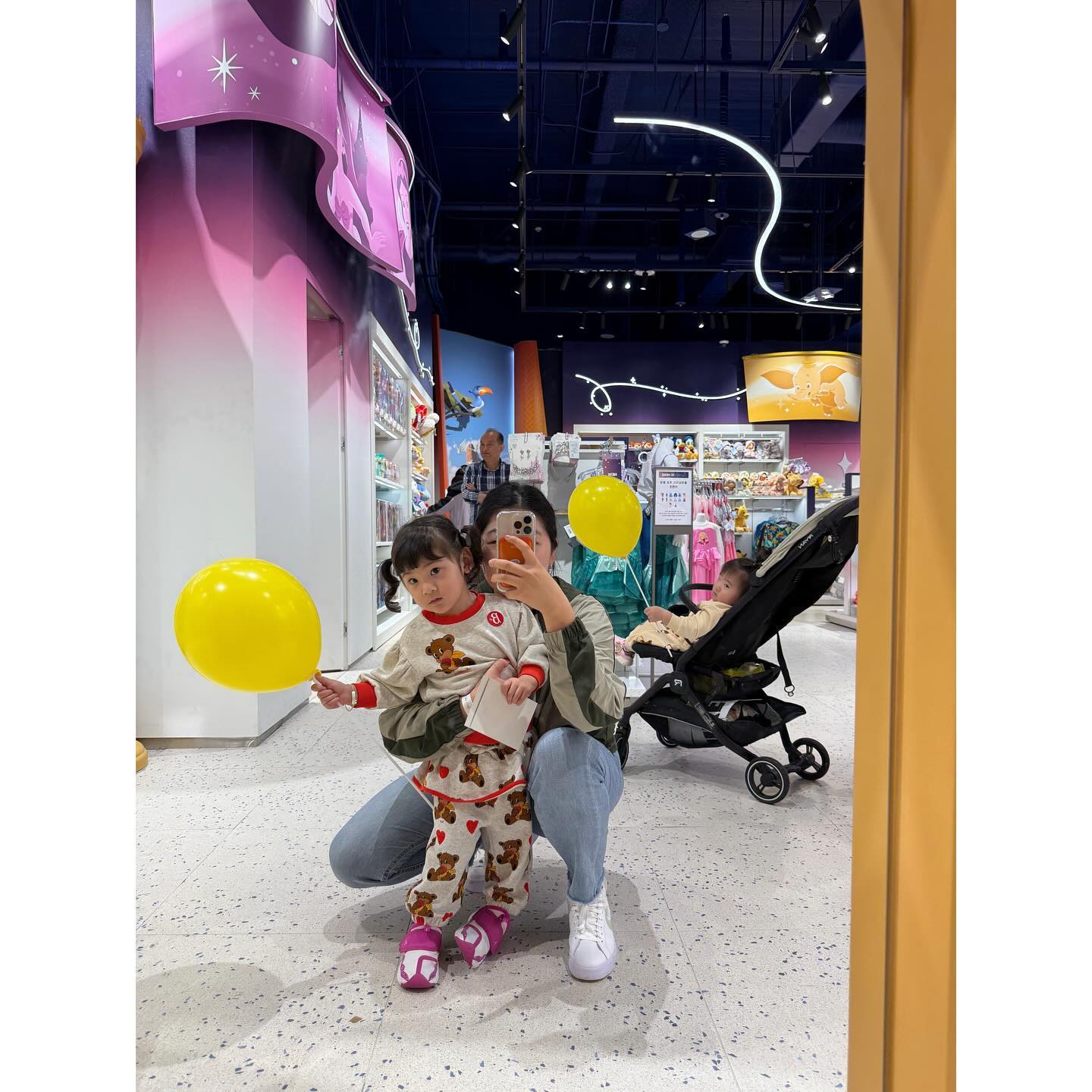 아율이랑 아솔이랑 거울샷 찍기📸

근데 지나가던 할아버지도 같이 찍혔지모람,,🥲

너네랑 다니면 힘든데 그래도 조아🤍
엄마랑 사이좋게 지내자 젭•알ㅋㅋㅋ

# 오늘도빨간날인데아침에일어나면생각이달라질지도,,,ㅋㅋ🙃

#아아자매 #연년생자매 #육아스타그램