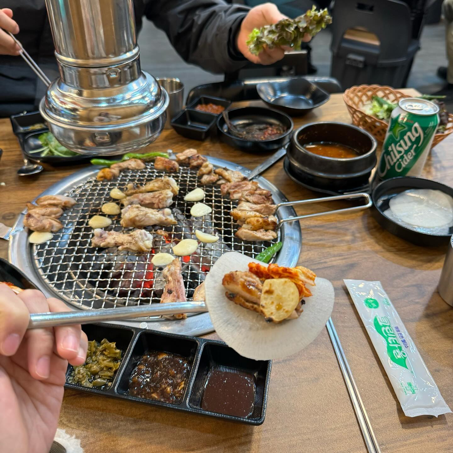 #협찬
닭갈비를 철판구이로 간편하지만 불맛가득 즐겨요 군산 계고집💜 숯불직화로 1차, 철판구이로 2차 구워 더 맛있는 닭갈비로 춘천 갈 필요없이 계고집에서 춘천보다 맛있는 닭갈비를 먹을 수 있어요! 특수부위 모둠(닭목살, 염통, 똥집)도 술안주로 좋을 것 같아여~ 가격이 저렴한데 양이 진짜 깡패!! 닭다리살을 매장에서 직접 염지하였기때문에 양념을 따로 시키지 않고 저처럼 소금구이를 주문해도 진짜 맛있어요! 계고집만의 특별한 소스를 콕 찍어먹는게 포인트!! 사장님 너무 친절하셔서 또 오고싶음 💕 기분좋게 식사하기 좋은 계고집 추천추천!! 주말에는 대기할 수 있답니다! 인기좋은 곳~~ 막국수 꼬옥 주문하세요!!
.
.
#산북동맛집 #산북동숯불닭갈비 #숯불닭갈비 #숯불닭구이 #군산맛집 #맛집 #맛집추천 #맛스타그램 #먹방 #먹스타 #먹스타맞팔 #음식 #닭갈비 #군산여행 #군산가볼만한곳 #군산데이트 #데이트 #일상 #데일리 #소통 #좋아요 #좋아요반사 #좋아요그램