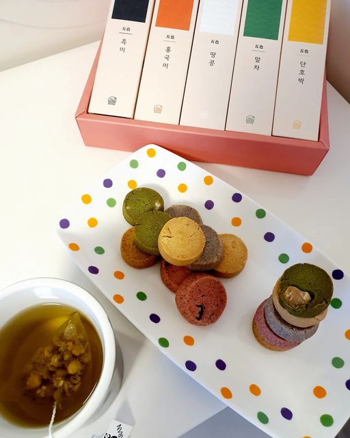 SIA💕 on Instagram: "#광고 #협찬 #수제쿠키

[피크니크] 🍪 "수제쿠키"
@pic_niq

" 쌀 • 사 • 브 • 레 "  _오색단청쿠키_

쿠키나 디저트류를 넘나 좋아하는데
밀가루가 소화가 잘 안되곤 해서 
늘 속이 아프고 힘들었는데
기존 쿠키와 다르게 "밀가루 없이 100% 쌀가루"로 
만들었다고 해서 먹어 본, 

🍪 "피크니크" 프리미엄 수제쿠키 🍪

다섯가지 맛별로 가득한 견과류에
쌀로만들어 높은 포만감을 주어
영양가도 풍부해 한끼 식사로도 가능한데다가 
소화가 잘돼서 넘 좋더라구요~^^
솔직히 밀가루가 속은 불편해도 맛있어서
못끊잖아요~ㅜㅜ
근데 #피크니크 쿠키는 밀가루가 없는데도
일반쿠키보다 확실히 맛이 있었어요!!
고급진 쿠키 먹는 느낌~🤎

< 프리미엄 오색단청쿠키의 5가지 맛 >

▪︎ 마카다미아가 들어간 "말차쿠키"
 - 담백하고 풍미가 좋음
▪︎ 클랜베리가 들어간 "홍국쿠키" 
 - 새콤달콤 쫀듯한 식감
▪︎ 호두가 들어간 "흑미쿠키"
 - 호두의 식감과 흑미의 고소함
▪︎ 버터맛의 "땅콩쿠키"
 - 땅콩의 고소함과 입안 가득 퍼지는 버터의 풍미 
▪︎ 호박씨가 들어간 "단호박쿠키"
 - 단호박의 달콤함과 호박씨의 기분좋은 식감

각각의 다양한 맛으로 
골라먹는 즐거움이 있는데다가
부드럽게 부서지며 사르르~ 녹는 식감이
우유나 커피, 따뜻한 차와 곁들이기 너무나
찰떡궁합인 디저트였어요~🥰

✔ 밀가루가 안 들어간 쿠키 찾으시는 분 
✔ 간편하고 건강한 간식을 찾으시는 분
✔ 특별한 선물을 찾으시는 분 등
  아이,어른 남녀노소 즐길 수 있는 쿠키라
  모두가 만족하실 수제쿠키같아요~!!

고급스러운 패키지가 선물용으로도 참 좋아서
저는 다음에 선물용으로도 구입해보려고요~😄

☑️ 스마트스토어 링크 : https://smartstore.naver.com/picniq

☑️ 오프라인 매장 : <피크니크> _ 선유도점
 🔜 서울시 영등포구 양평로22길 2-1"