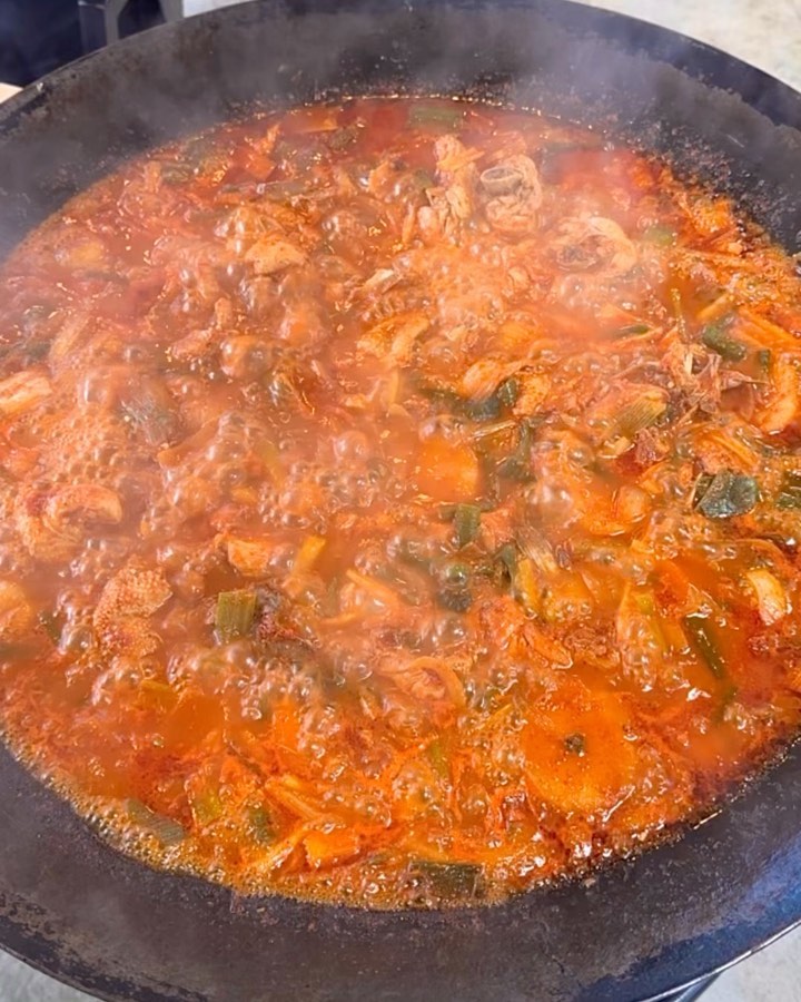 대전에 이렇게 맛있는 #솥뚜껑닭볶음탕 이 있는 거 알고 계셨나요?!!
제가 정말 애정하는 #우명가든 입니다🧡
최근, 가을 단풍이 정말 유명한 #장태산 에 놀러오셨다면!!
점심, 저녁으로 닭볶음탕은 어떠세요?!!
차로 20분 걸리지만 그정도로 맛있어요ㅎㅎ
저희는 4명이서 가서 닭볶음탕에 라면사리 추가, 볶음밥까지 야무지게 먹고 왔습니다!! 
토종닭이라서 닭이 정말 커요!!😳
부모님 모시고 가도 정말 좋을 것 같은 우명가든!!
토종닭볶음탕이기 때문에 방문 1시간 전 예약, 전화는 필수입니다‼️
📍주소: 대전 서구 우명길 148
.
#토종닭볶음탕 #장태산자연휴양림 #장태산맛집 #맛집 #맛집추천 #맛집탐방 #맛집투어 #먹스타 #먹스타맞팔 #먹팔 #대전데이트 #대전가볼만한곳 #대전