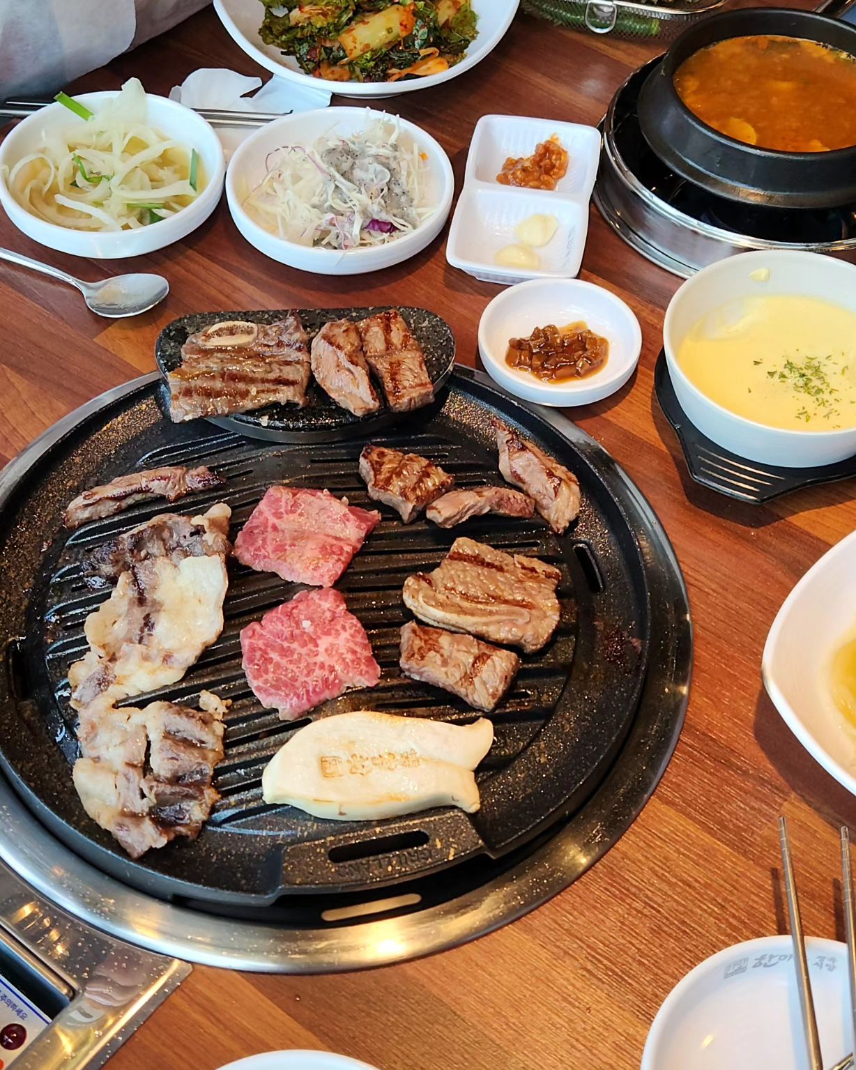 #협찬 

충주 맛집 고짓집 한마음정육식당 부위별 숙성고기

부드러운 프리미엄 숙성 고기
부위별로 먹을 수 있는 메뉴 소/돼지 한마리, 반마리
된장찌개, 계란찜, 파채쫄면 등 맛있는 반찬
쾌적한 식당 내부 및 놀이방 시설

• 소반마리(300g)
진갈비살, 갈비살, 뼈갈비, 부채살, 우삼겹

#충주맛집 #한마음정육식당 
#충주고깃집 #충주숙성고기