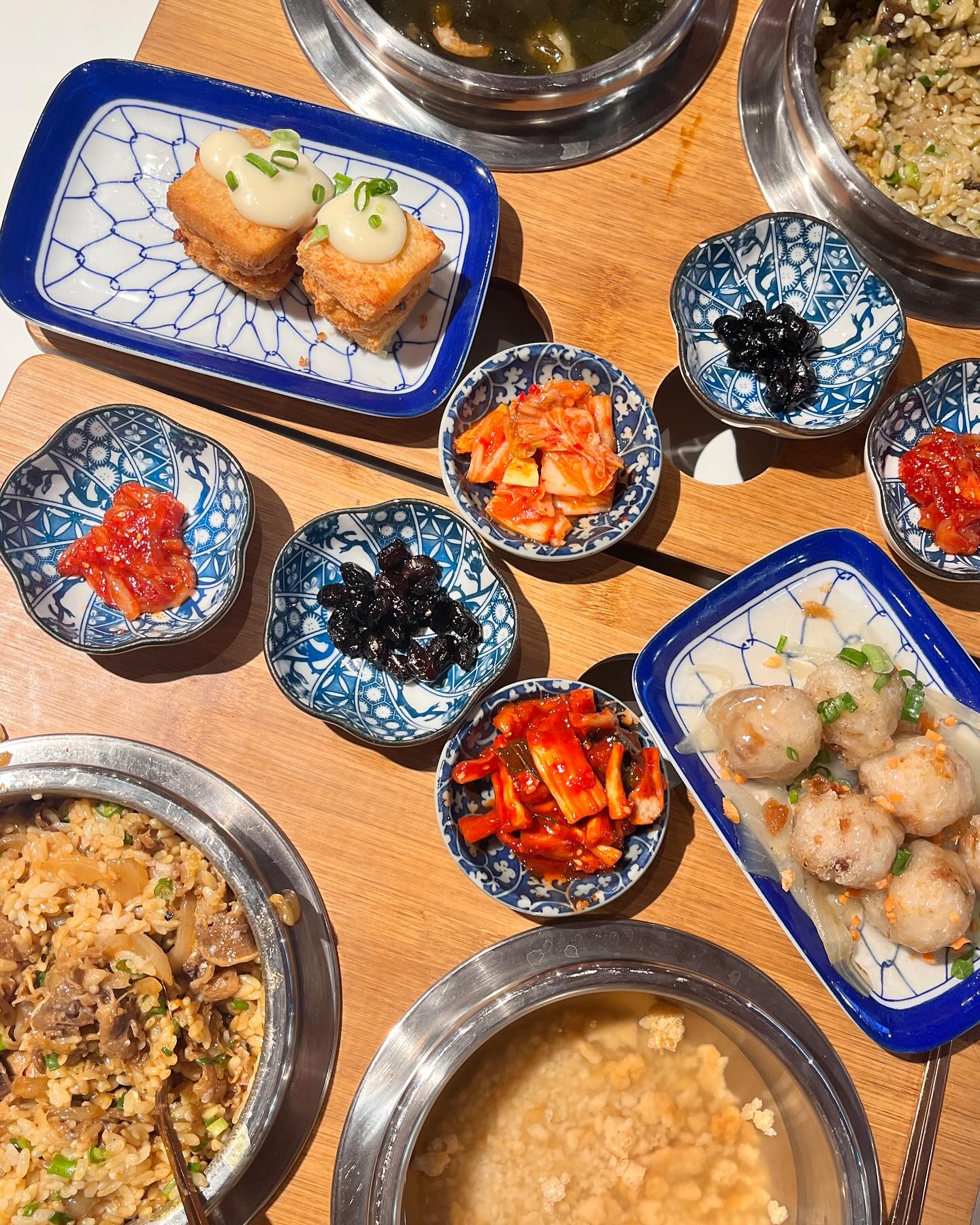 #협찬 #찐만족맛집 
.
갓성비 찐만족 든든한 한끼로 추천하는 
안산 중앙동에 위치한 동양솥밥✨
갓지은 솥밥과 토핑으로 정갈한 한상🤍
한식 중식 일식 다양한 구성을 즐길 수 있어요 
메뉴가 다양하고 다 맛있어 보여 
뭘 먹을지 행복한 고민되는 곳💜
솥밥과 반찬 누릉지가 기본제공 되고
반창 누릉지 리필 가능❤️
누릉지는 식으면 데워도 주니 완전 좋아요😆
원하면 국류로도 변경 가능해요
기본반찬이 아쉬우면 사이드 메뉴도 있어 
같이 즐기기 좋아요💛
.
규동솥밥 8,900원
전복솥밥 16,900원
미역국 변경 2,000원
목화솜탕수육 5,900원
멘보샤 4,900원
.
착한가격의 베스트메뉴인 규동솥밥
노른자를 터트려 맛나게 비벼먹어요
왜 베스트인지 알 것 같은 이맛
양념이 맵지않고 깔끔하게 맛있어요
가격도 착하고 너무 맛있어요 강추메뉴👍🏻
전복솥밥은 내장소스 요청하여
비벼드시길 추천드려요 쫄깃한 전복과 표고버섯을
내장소스와 비벼 먹으니 고소하고 맛나요
전복도 많이 들어 있어 맛있고 만족스러워요☺️
미역국은 부드럽고 고급진 깔끔한 맛이에요
북어?도 들어가 있어 더 시원하고 미역도 
야들야들 건강해지는 느낌 제대로에요!
2천원 변경해서 먹길 잘했다 생각드는 맛✨
사이드멘보샤도 갓성비 가격으로 별미로
함께 먹으니 너무 맛있어요 저렴히 드시길 추천!
탕수육은 부드러운 완자 느낌의 고기를
튀겨 탕수육 소스에 버무린 맛이에요!
아이들이 잘 먹을 맛이라 아기들 메뉴로 추천🫶
.
위생도 깨끗하게 관리되고
정수 시스템을 거친 깨끗한 물로 밥을 지으니
안심 되는 곳☺️✨ 
어린이 메뉴도 있어 가족 외식으로도
추천합니당🫶🫶🫶
.
#안산맛집 #안산중앙동맛집 #안산가볼만한곳 #안산밥집 #안산점심 #솥밥 #안산솥밥 #솥밥맛집 #덮밥맛집 #동양솥밥