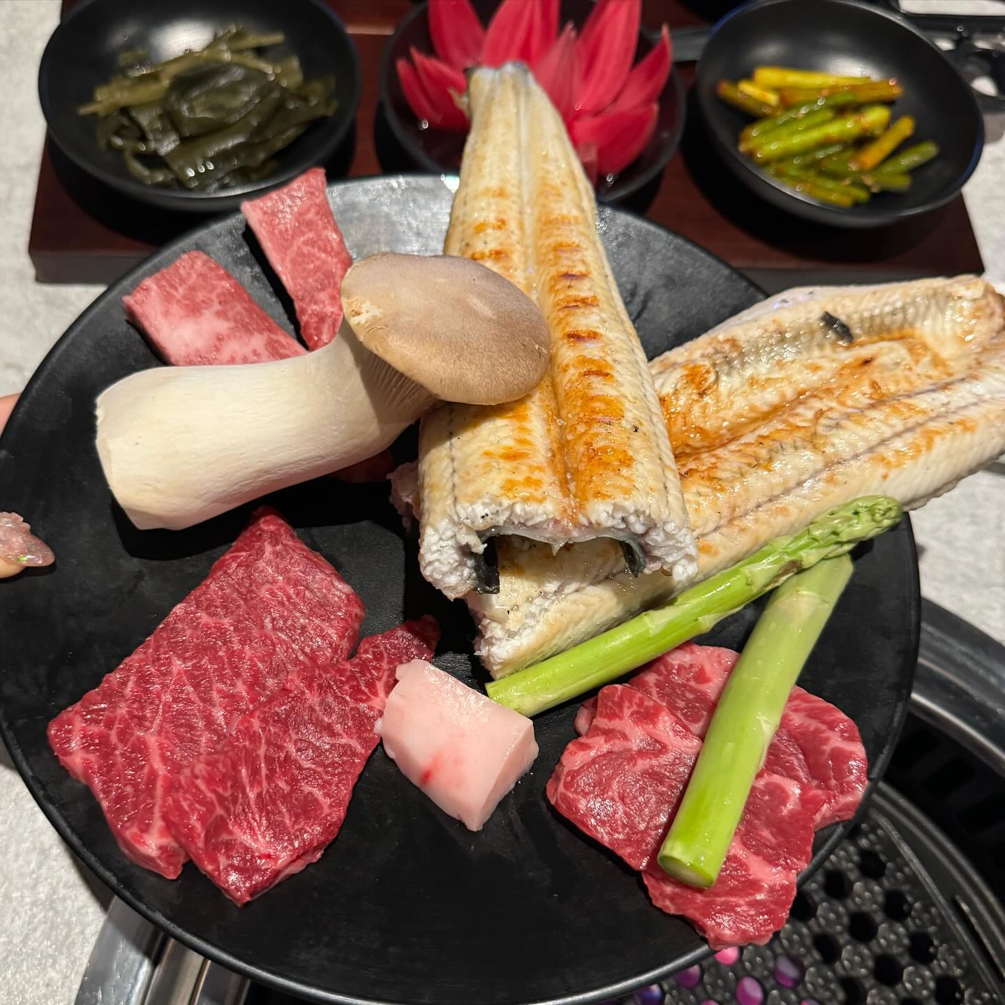 #협찬#누나먹방_역삼#우슬역삼 
중복 몸보신 제대로 가능한 역삼역 회식 맛집 우슬 
2호선 역삼역 3번출구 근처에 이런 고급스런 맛집이 ?
회식 하기도 너무 좋고 데이트하기 좋은 프라이빗 장소
우슬 모둠 2인 (108.000원) 장어+ 소고기를 먹을수 있고
현재 오픈 이벤트로 와인 콜키지 프리까지 🥹🤍
기본으로 나오는 미역국도 너무 맛있더라구요 
점심 메뉴도 다양하니 방문하기 좋을듯 👍🏻
중복 몸보신은 역삼역 “우슬” 방문해보세요
