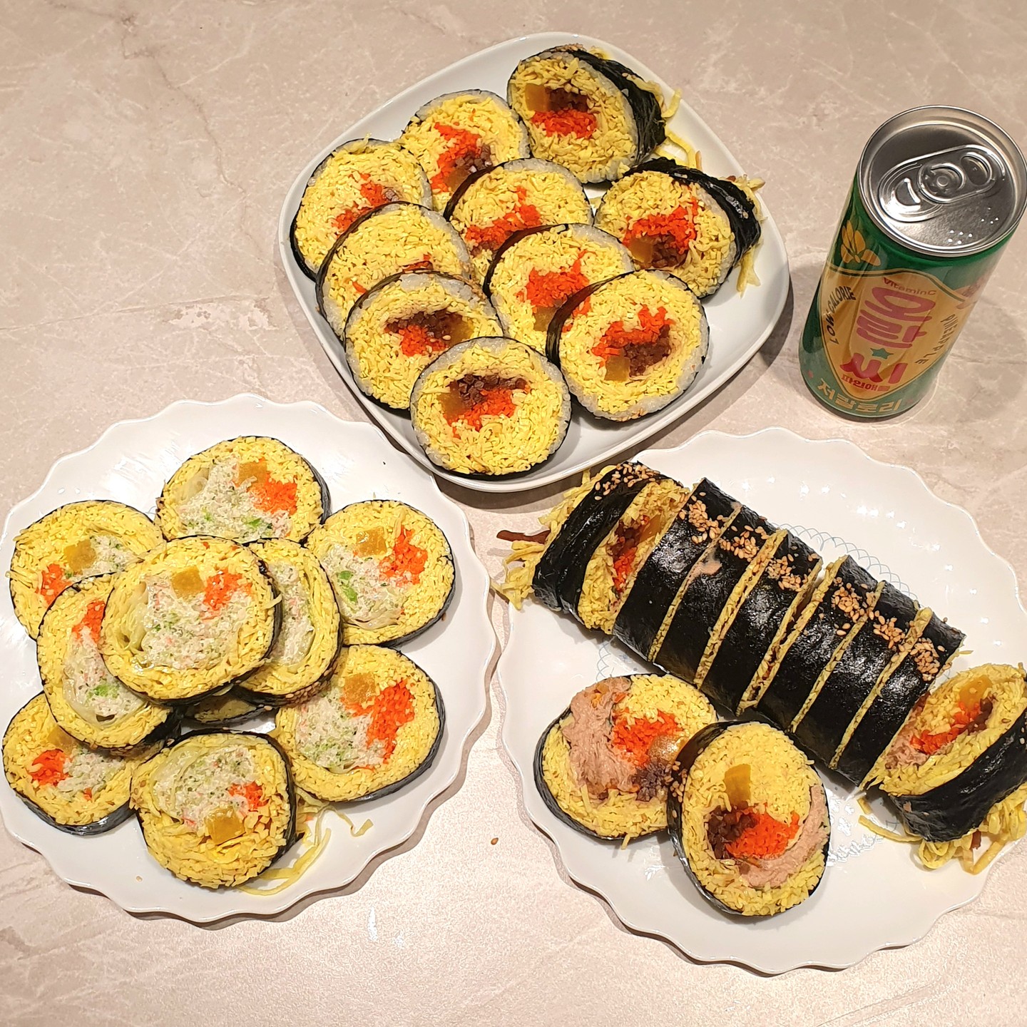 평택 비전동 핫한 김밥 [동글동글김란]
계란 폭탄으로 만들어 건강하고 맛있는 다이어트 김밥

📌주소 :
경기 평택시 비전로38번길 28 1층

📌영업시간 :
월-금 10:00-19:30 / 토 09:30-19:00 (매주 일요일 휴무)

[주문메뉴]
계란폭탄샐러드 6,000원
계란폭탄참치 6,000원
동글기본 5,000원

퇴근하면서 요즘 핫한 동글동글김란 김밥집에서 포장해왔어요~
주문 즉시 김밥을 싸서 10분~15분 소요된대서 
차를 가지고 간터라 미리 전화해서 포장 예약 했답니다.
깔끔하고 쾌적한 실내♡ 매장이 너무나 예뻤어요. 

여기 동글동글김란은 
탄수화물은 다운되고 단백질은 업된 
계란지단이 가득 들어간 독특한 김밥을 팔아요. 🍽

엄청 먹음직스러운데
맛도 담백하면서 깔끔한게 참 맛있더라고요! 
원래 계란 많이 들어간 김밥이 맛난거 다 아시죠?

계란폭탄참치는 참치의 고소함이 가득이라 제일 맛있었고요!
계란폭탄샐러드는 깔끔한 샐러드맛이 돋보이더라고요. 
동글 기본은 계란 많이, 밥 조금 들어가는 기본 메뉴인데 
역시나 밥이 들어가니 더욱 꿀맛!
밥 좋아하는 저는 동글 김밥도 참 맛있었어요. 

주문시 참고하세요!
* 동글은 밥과 계란지단이 들어가는 김밥
* 계란폭탄은 밥 대신 계란지단만 가득한 김밥

적을까봐 3개 포장해왔는데... 
왠걸요! 양이 엄청 많아요. 
둘이서 김밥 두개 먹고 넉다운!ㅋㅋㅋ
밥 없이 계란지단이 가득이라 정말 살찔 걱정은 없답니다. 

다이어트 김밥으로 원츄예요!

#추천맛집 #맛스타그램 #맛집여행 #일상스타그램
#동글동글김란 #우영우김밥 #비전동김밥 #비전동분식
#평택김밥 #평택계란김밥 #평택김밥집