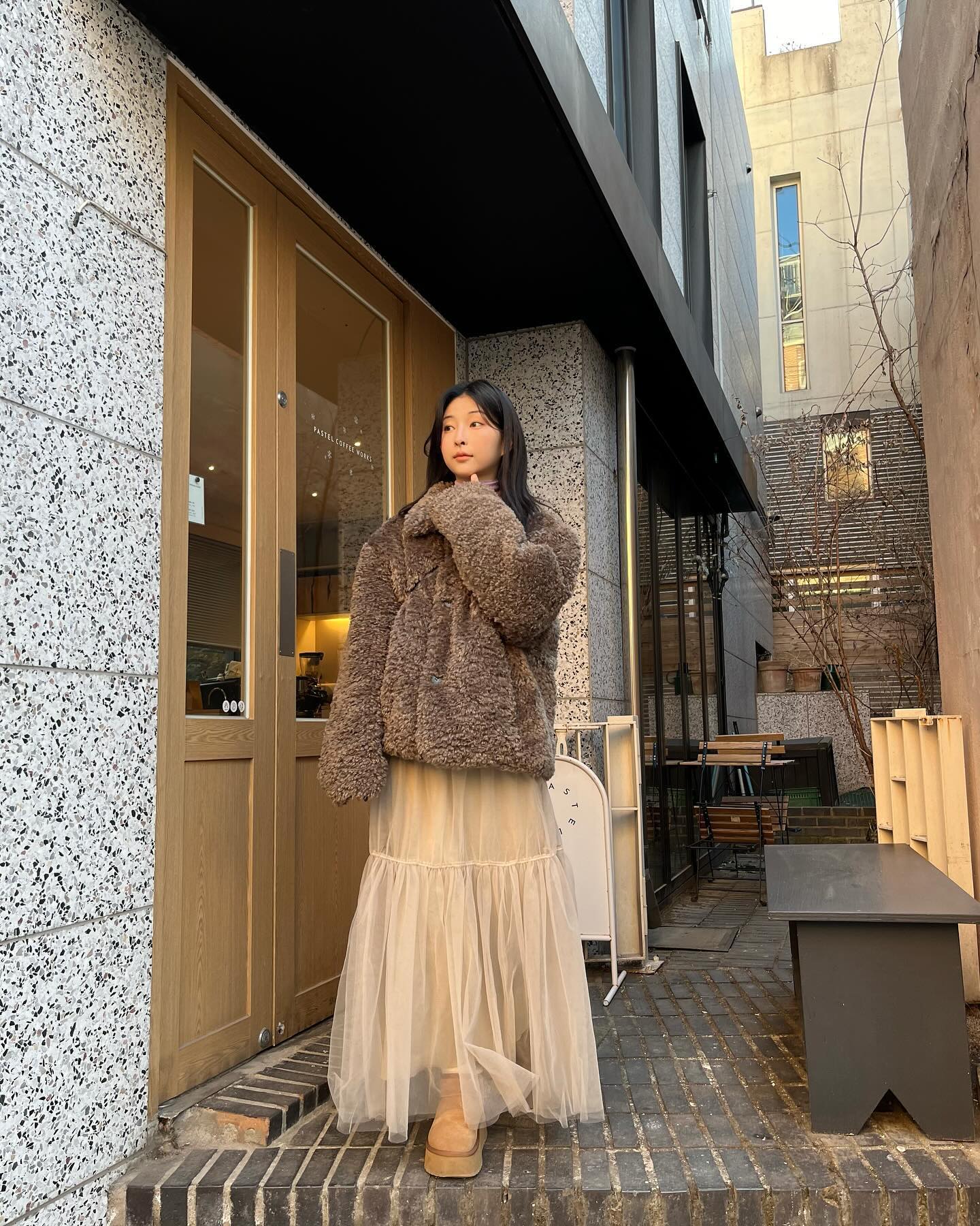지나가다 마음에 들었던 카페에🤍
이젠 내가 입고 싶은 옷들 시선 상관없이 입겠다며 들여온 스커트와 함께

#데일리룩 #여자데일리룩코디 #데이트룩 #아웃핏 #패션계정 #패션모델 #fashionstyle #koreanstyle #arket