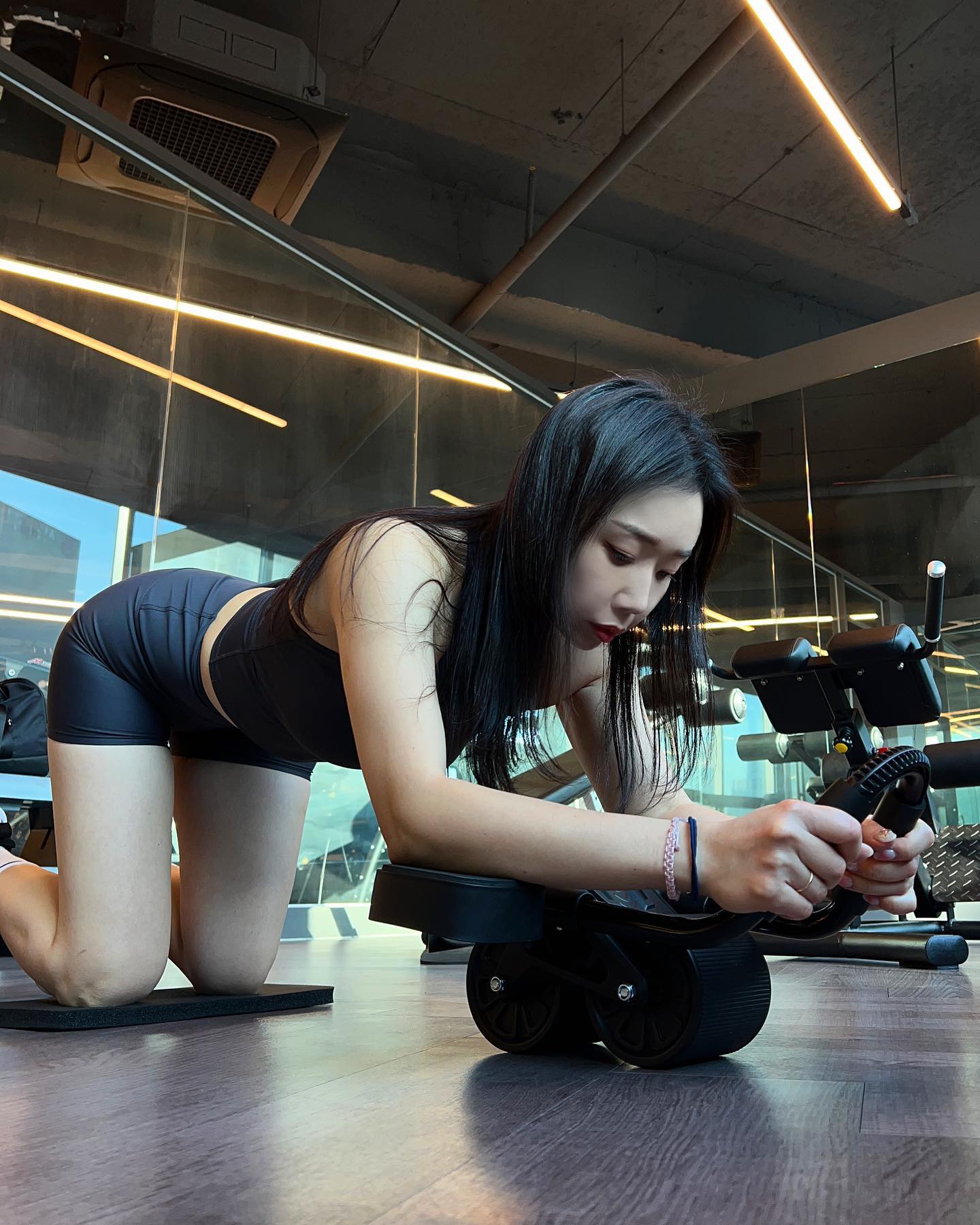 #협찬 #복근만들기 
⠀
⠀
저도 다른 분들처럼 멋진 복근을 만들고 싶어 작년 1월부터
약 1년 넘게 웨이트 마지막엔 맨몸 복근 운동을 꼭 해주고 있는데요
정말 할때마다 고통스럽고 꾸준히 하기가 쉽지 않더라구요!! ( ˃̣̣̥᷄⌓˂̣̣̥᷅ )
⠀
그래도 운동 방법을 한번씩 바꿔보기도 하고 또 그날그날
컨디션에 따라 횟수가 달라지긴 하기만 꾸준히 하고 있는데요,
⠀
이번에 메인워크에서 신상 ab슬라이드를 선물로 보내주셨어요❤
⠀
일단 신상이라 그런지 디자인부터가 넘 예뿌지 않나요? 꺄💕
개인적으로 ab슬라이드는 처음 사용해보는데 사용법도 간단하고
또 이거 왜이렇게 재밌어요?? 복근운동이 이렇게 쉬운거였나요??
⠀
이제 ab슬라이드 열심히해서 예쁜 복근 만들어볼게요! ᕕ༼ •̀︿•́༽ᕗ 
⠀
⠀
🏷 구매는 https://www.coupang.com/vp/products/7816612077?vendorItemId=88278386270&isAddedCart=
⠀
#메인워크 #ab슬라이드 #Mainwork #복근운동 #홈트 #복근운동기구 #헬린이 #운동하는여자 #운동소통 #운동맞팔 #눈바디 #바디체크 #workout #gymgirl #운동복 #ootd #프레임짐 #프레임짐호계점 #안양헬스장