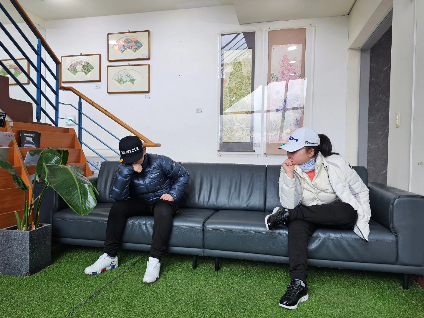애들이랑 가면 정신 없지만
같이 나갈 때 마다 
훅훅 크는게 느껴지네요

똑딱이 레슨 후
수업 거부해서 더 가르치진 못 했지만
엄마빠 야매수업으로 여기까지 😝

좀 더 크면 본인들이 제대로 배우고
싶다고 말하겠죠?
그냥 지금은
못쳐도 잘 쳐도 
즐기는걸로 만족하기로 
했어요

#가족라운딩
#에콜리안cc