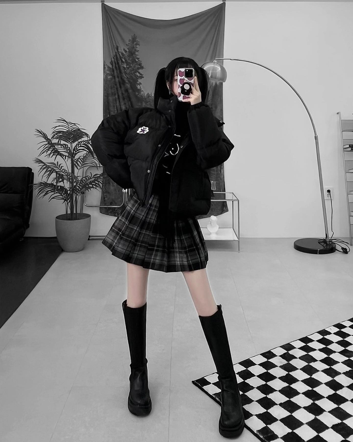 #협찬제공

[PATCHERS ; 🧸]

patchers_official 의 WEET BLACK SHORT PADDING 이에욤🖤

벌써 올해의 마지막날이네욤🥺 저는 힝구님들 사랑 덕분에 무척 행복한 한 해였어욤🤍 앞으로도 잘 부탁드려요오🫶✨

앗 그리구!! 오늘 같은 날엔 귀여운 제 코디를 봐주셔야 합니당(단호)😈 왜냐하면 귀여운건 최고니까요😝

이번엔 키치한 곰돌이 자수가 뽀인트인 숏패딩으로 키치룩 코디를 해보았는데 어떤가욤?🖤

✔️ 귀여운 곰돌이 자수 포인트🧸
✔️ 시크한 매력의 신상 블랙 숏패딩
✔️ 아방하고 귀여운 핏감✨

patchers_cokr patchers_editorial #패쳐스 #patcher #패딩맛집