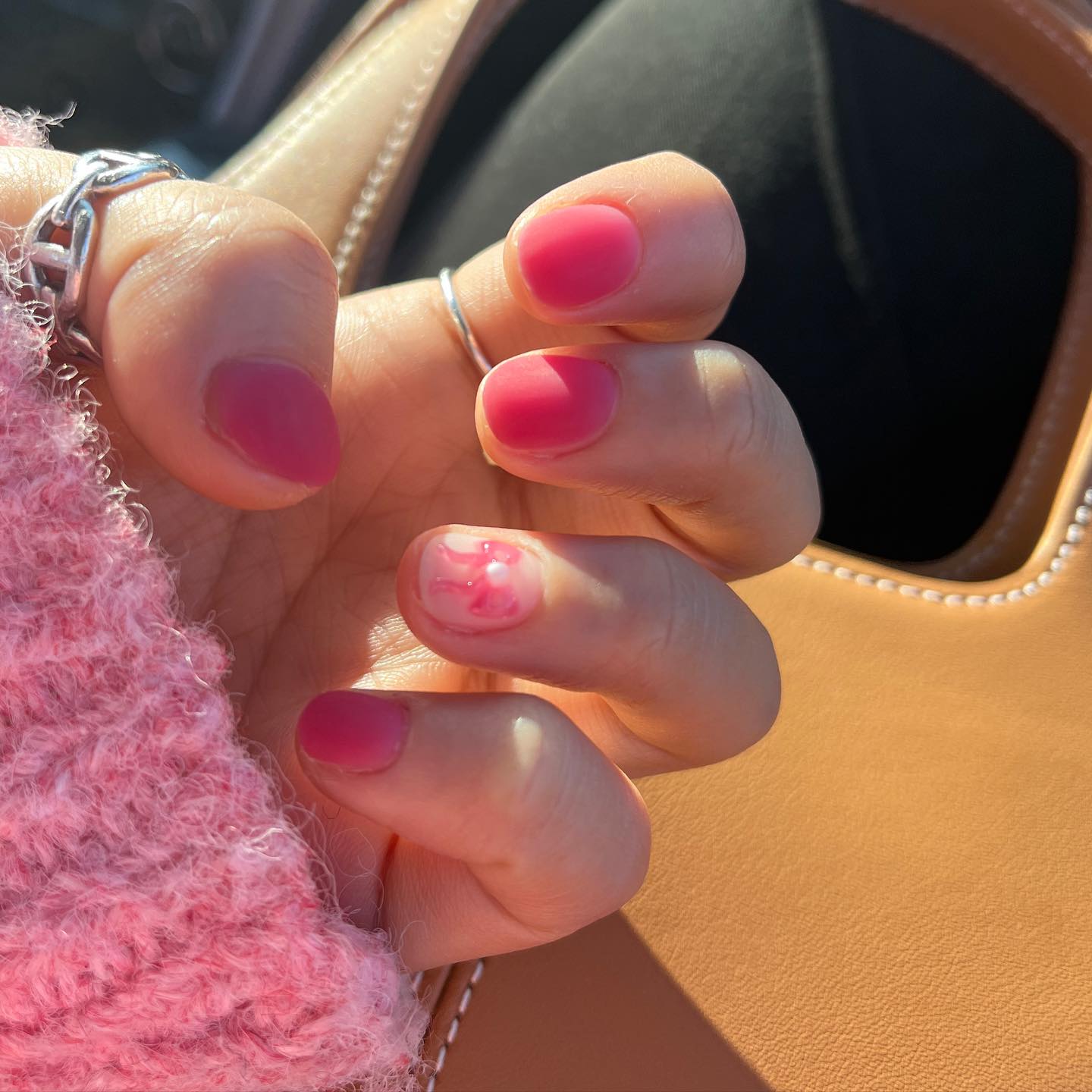 #협찬 
저 이번에 봄이오다뷰티 bomioda_nail 에서 
찐으로 인생네일하고 왔어요💓

사장님이 만드신 리본아트에 무광으로 변경했더니
세련되고 러블리하고 다해버림,,👍🏻

매장이 아기자기하고 꼼꼼한 시술에 아트들이 다 센스있는 디자인이라 마음을 쏙 뺏겼어요🥰 대전 유성구에서 네일 맛집 찾으시면 한번 꼭 가보세요-!

📍대전 유성구 관평1로 15 1층 112호
(1:1 시술이라 예약 꼭 하고 가세요!)

#관평동네일 #송강동네일 #용산동네일 #대전네일 #대전네일샵추천 #관평동네일맛집 #관평동속눈썹펌 #관평동토탈뷰티샵