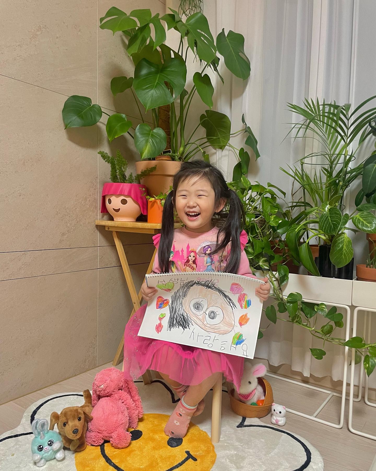 우래기 졸업 🎓
이제 진짜 6세 유치원 언니가 되는거야 🥹

사랑하는 선생님을 그리고 싶다고
안경쓰시고 긴머리를 옆으로 넘긴게 꼭 닮아보인다
선생님 사랑해요 글자를 쓰고 싶다 그래서 도와줬더니
자신있게 편지 마지막엔 장아윤이 라고도 써야지 ! 하더니
장아윤2 라고 쓰곤 뿌듯해하는 너 ㅋㅋㅋㅋ
영상편지 멘트는 또 와이래 귀엽노 짜슥이. 

졸업축하해 💕