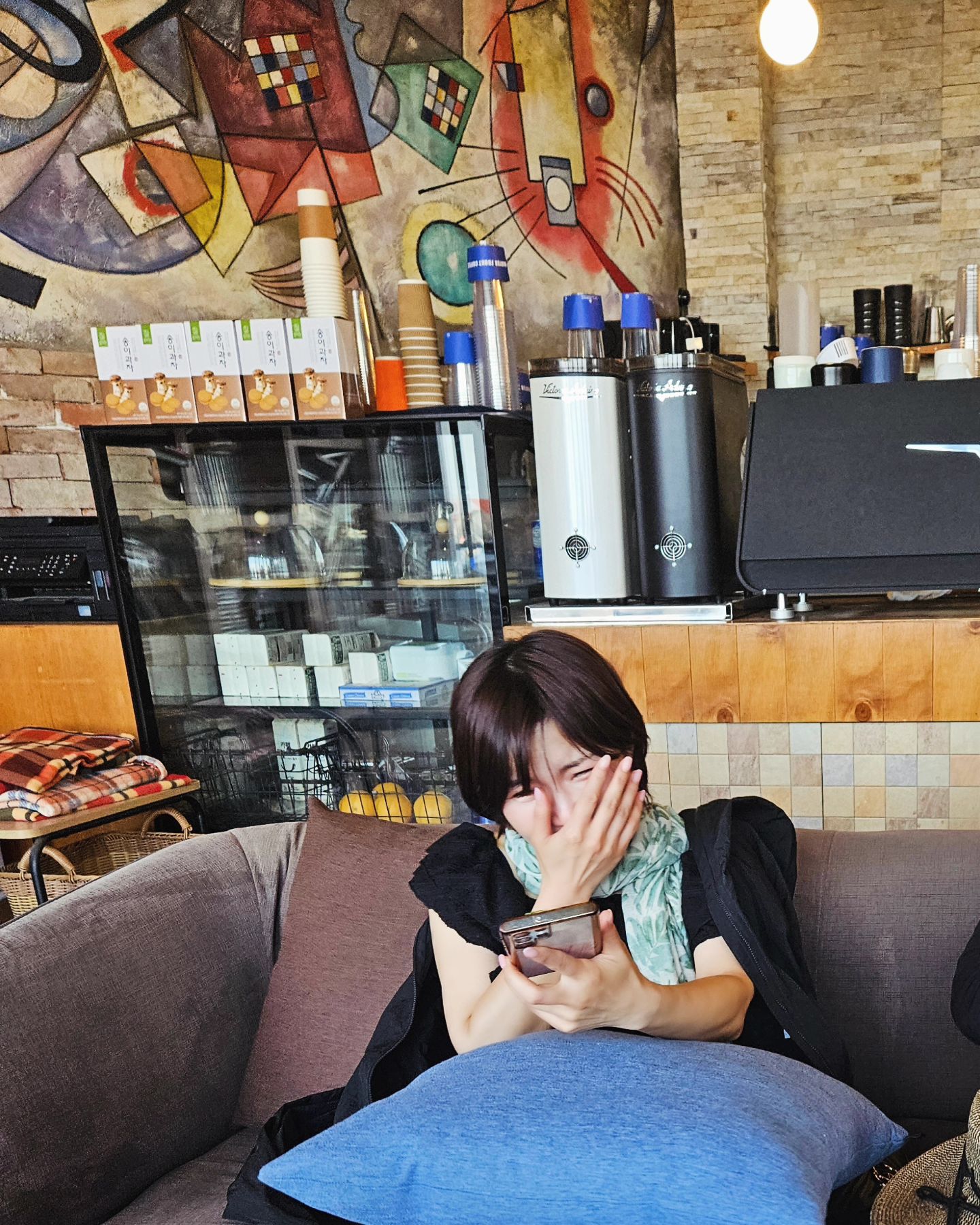 #낙산해변 어느카페에서

아픈 나를  저항없이 빵~ 터지게
만드는 그녀 😂 😆 😂
진짜 오열 하면서 웃었따~
.
.

#배아파서병났는데
#배아프게웃은날
#그녀의얼빡샷
#우리의소소한기쁨
#너의하찮은개그도사랑해