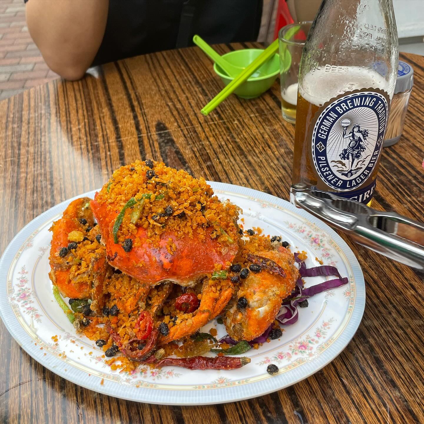 칠리크랩 너 너무 짜. 
근데 맛있어. 근데 짜. 아니 맛있어 아니야 짜 

나쁜 기지배 같은 느낌..
물가 살벌하다 참고하셈
#홍콩크랩 #홍콩식당 #음식추천  #홍콩여행 #해산물에진심인나라